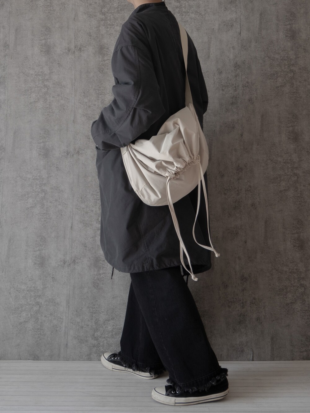 「モッズコート、remer、UNIQLO、ショルダーバッグ、モノトーン、モノトーンコーデ、プチプラ、プチプラコーデ、シンプルコーデ、converse、デニム、デニムパンツ、フリンジ、ビッグシルエット、大学生」｜「remerの【M65】loose military coat (3WAY) / M65ルーズミリタリーコート（その他アウター、グレー系）」を使った、まささん（メンズ・178cm）の冬コーディネートの2枚目の写真