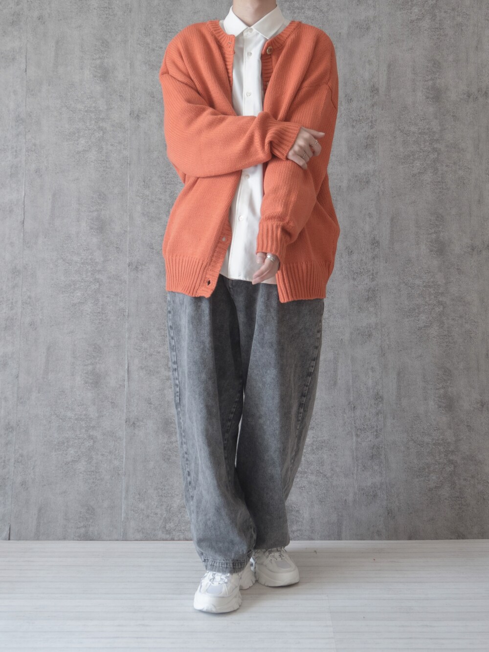 「カーディガン、ビッグシルエット、オーバーサイズ、ワイドパンツ、デニム、デニムパンツ、厚底シューズ、厚底スニーカー、レイヤードスタイル、大学生、プチプラ、プチプラコーデ、休日コーデ、休日スタイル、オレンジ」｜「classicalelfの1枚でこなれ感。2WAYローゲージクルーネックプルオーバー＆カーディガン（カーディガン/ボレロ、オレンジ系）」を使った、まささん（メンズ・178cm）の冬コーディネートの2枚目の写真