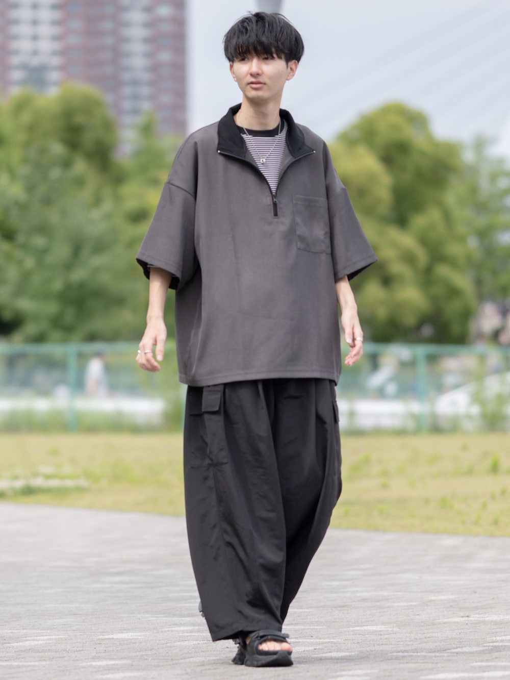 「ハーフジップ、カーゴパンツ、ゆるコーデ、ビッグシルエット、モノトーン、モノトーンコーデ、レイヤードスタイル、サンダル、厚底サンダル、厚底シューズ、ワイドパンツ、ボーダー、ボーダートップス、オーバーサイズ、ブラック」｜「ETELIOのハーフジップポケット付き配色プルオーバー（Tシャツ/カットソー、グレー系）」を使った、まささん（メンズ・178cm）の夏コーディネートの2枚目の写真