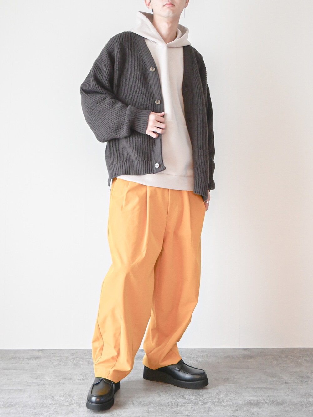 「チョコ色に染まれ、バルーンパンツ、ワイドパンツ、カラーパンツ、パーカー、カーディガン、大学生、プチプラ、プチプラコーデ、春コーデ、休日スタイル、休日コーデ、革靴、ローファー、レイヤードスタイル」｜「ASTRONOMYの畔編みルーズシルエットカーディガン（カーディガン/ボレロ、グレー系）」を使った、まささん（メンズ・178cm）の冬コーディネートの3枚目の写真