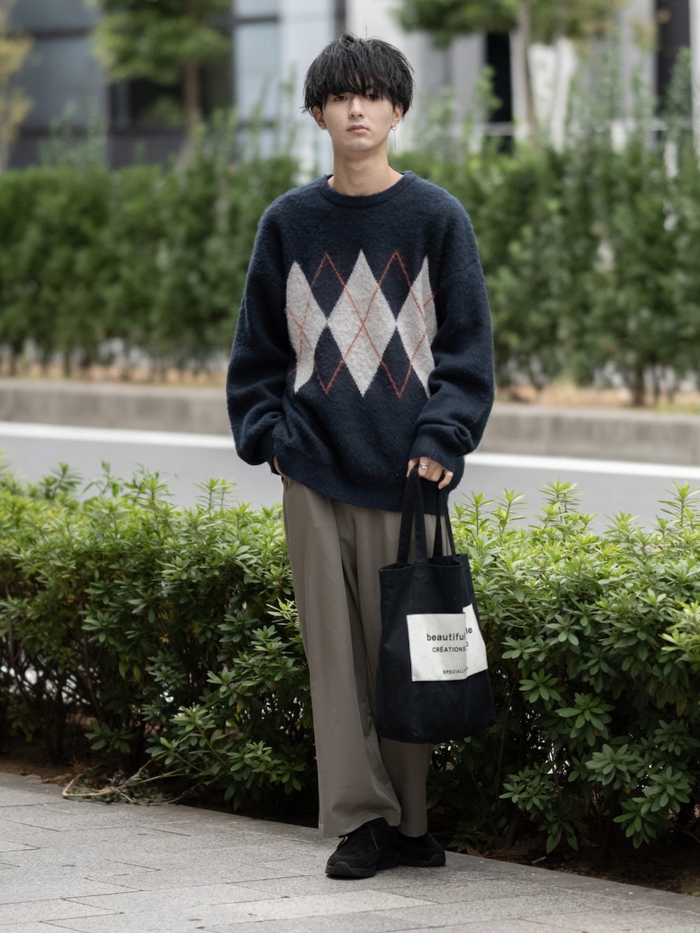 「アーガイル柄、アーガイル、ワイドパンツ、イージーパンツ、ニット、ベージュ、ネイビー、大学生、clarks、厚底シューズ、トートバッグ、ビッグシルエット、秋コーデ、シンプルコーデ、休日スタイル」｜「ClarksのCoastLiteWeave / コーストライトウィーブ（ブラックスエード）（スニーカー、ブラック系）」を使った、まささん（メンズ・178cm）の秋コーディネートの2枚目の写真