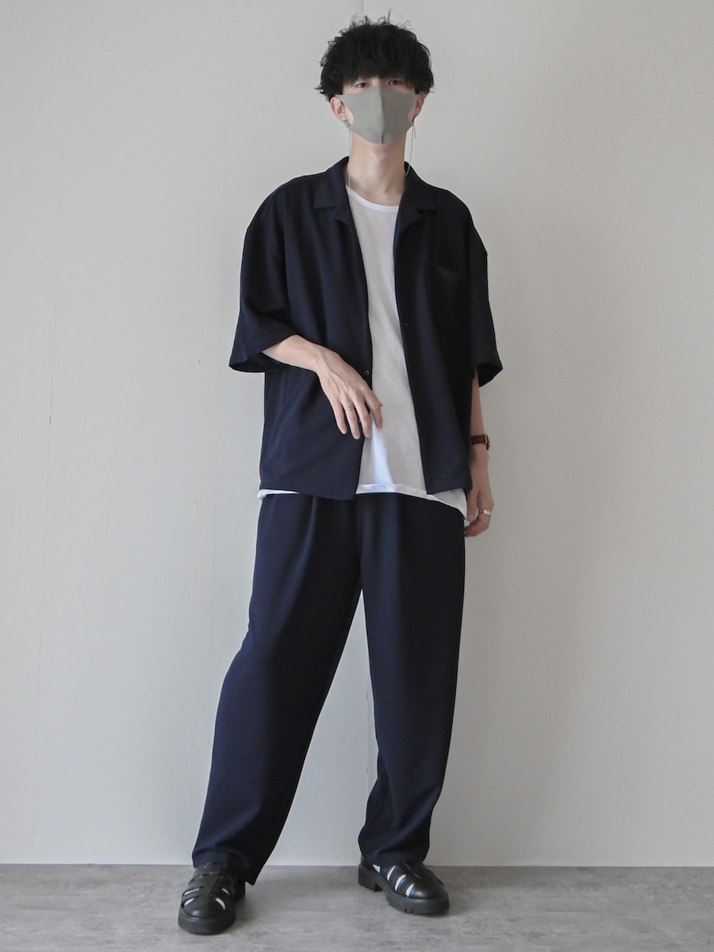 「セットアップ、シャツスタイル、レイヤードスタイル、シンプル、シンプルコーデ、グルカサンダル、カラー×コーデ、夏コーデ、プチプラ、プチプラコーデ、大学生、ビッグシルエット、オーバーサイズ、ネイビー、セットアップスタイル」｜「ASTRONOMYの【セットアップ 3点セット】 ルーズシルエット半袖オープンカラーポケットシャツ & ロングタンクトップ & ワンタックルーズワイドバルーンテーパードパンツ（セットアップ、ブルー系）」を使った、まささん（メンズ・178cm）の春コーディネートの2枚目の写真
