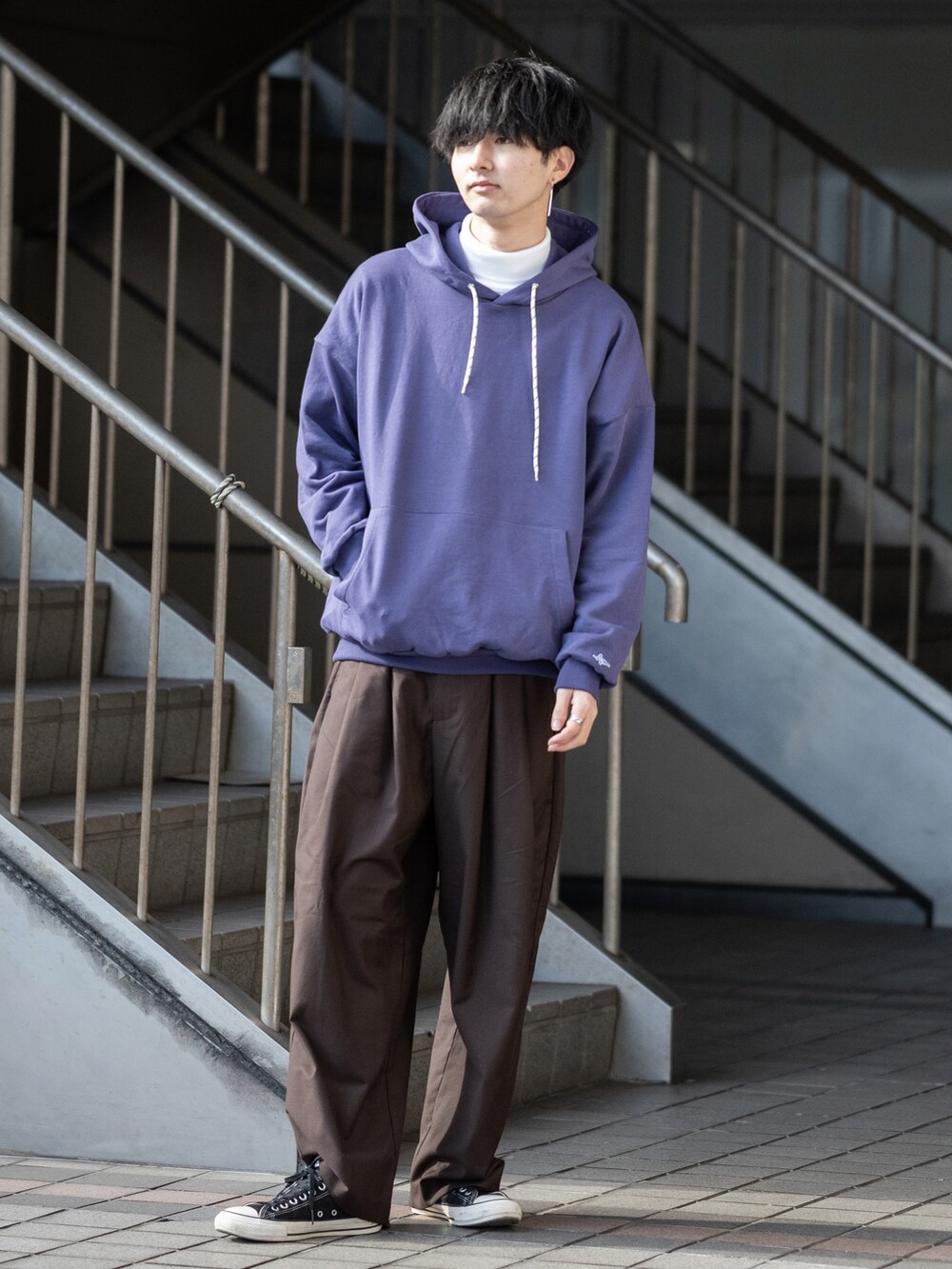 「タートルネック、レイヤードスタイル、パーカー、ビッグシルエット、ゆるコーデ、ワイドパンツ、converse、パープル、紫、大学生、プチプラ、プチプラコーデ、オーバーサイズ、春コーデ、シンプルコーデ」｜「ADAMASTEの2タックテーパードワイドスラックス（スラックス、ブラウン系）」を使った、まささん（メンズ・178cm）の冬コーディネートの2枚目の写真