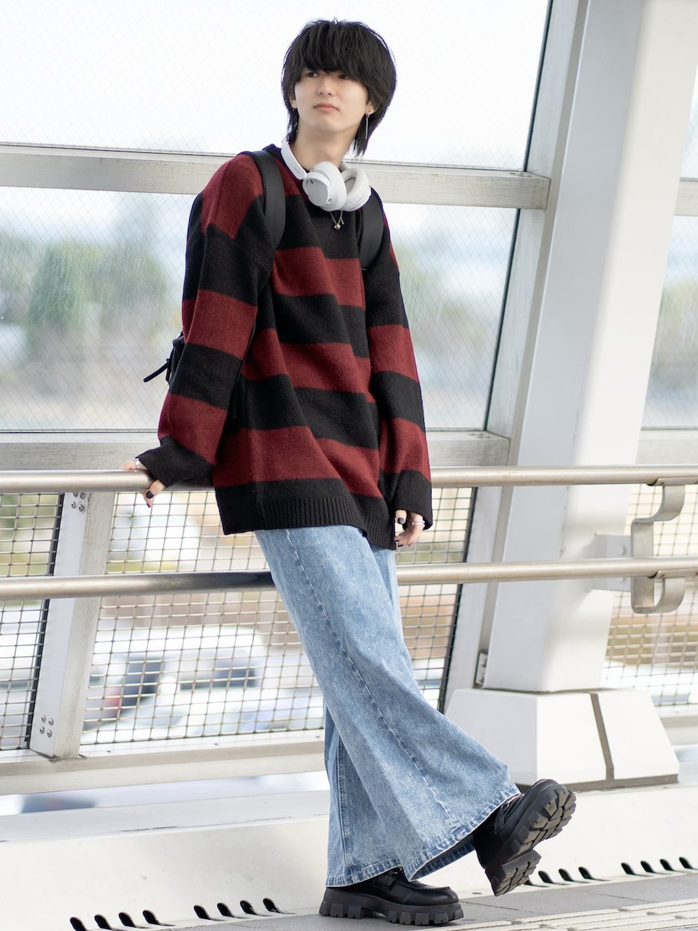 「ボーダー、ボーダーニット、フレアパンツ、デニム、デニムパンツスタイル、お出かけコーデ、ローファー、ビッグシルエット、リュック、冬コーデ、シンプルコーデ、きれいめカジュアル、オーバーサイズ、ゆるコーデ、ニット」｜「ADRERのADRER 極上ふわもちニット（ニット/セーター、レッド系）」を使った、まささん（メンズ・178cm）の冬コーディネートの3枚目の写真