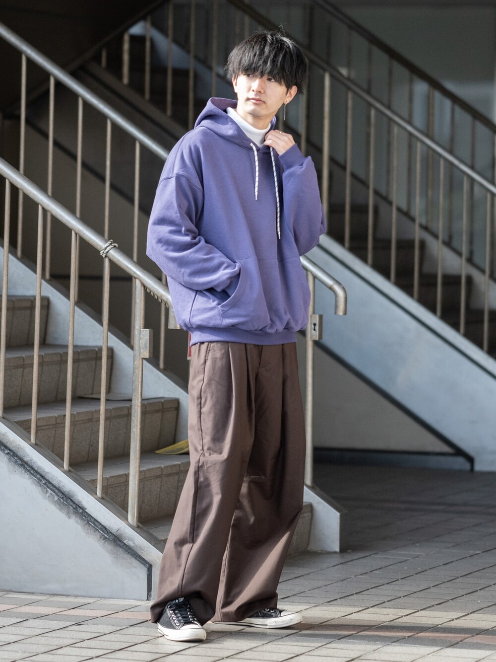 「タートルネック、レイヤードスタイル、パーカー、ビッグシルエット、ゆるコーデ、ワイドパンツ、converse、パープル、紫、大学生、プチプラ、プチプラコーデ、オーバーサイズ、春コーデ、シンプルコーデ」｜「ADAMASTEの2タックテーパードワイドスラックス（スラックス、ブラウン系）」を使った、まささん（メンズ・178cm）の冬コーディネートの3枚目の写真