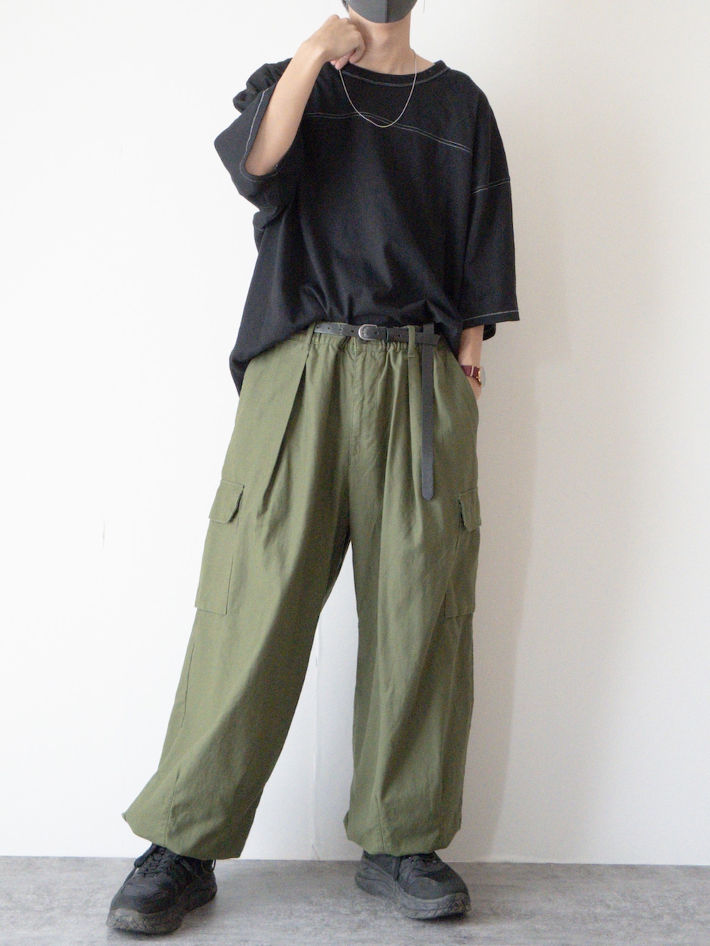 「カーキ、カーキパンツ、カーゴパンツ、ミリタリー、ミリタリーコーデ、厚底シューズ、RAGEBLUE、厚底スニーカー、タックイン、大学生、プチプラ、プチプラコーデ、休日コーデ、夏コーデ、休日スタイル」｜「RAGEBLUEのミリタリールーズワイドカーゴパンツ/263013（カーゴパンツ、グリーン系）」を使った、まささん（メンズ・178cm）の夏コーディネートの3枚目の写真