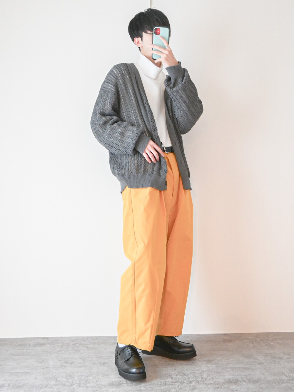「タートルネック、タックイン、バルーンパンツ、革靴、ローファー、カラーパンツ、ワイドパンツ、大学生、ビビットカラー、休日スタイル、カーディガン、メッシュ、イエロー、RAGEBLUE、ビッグシルエット」｜「EMMA CLOTHESのメッシュ編みケーブルアーガイルラインボリュームニット ルーズカーディガン EMMA CLOTHES 2022 SPRING（カーディガン/ボレロ、グレー系）」を使った、まささん（メンズ・178cm）の春コーディネートの2枚目の写真