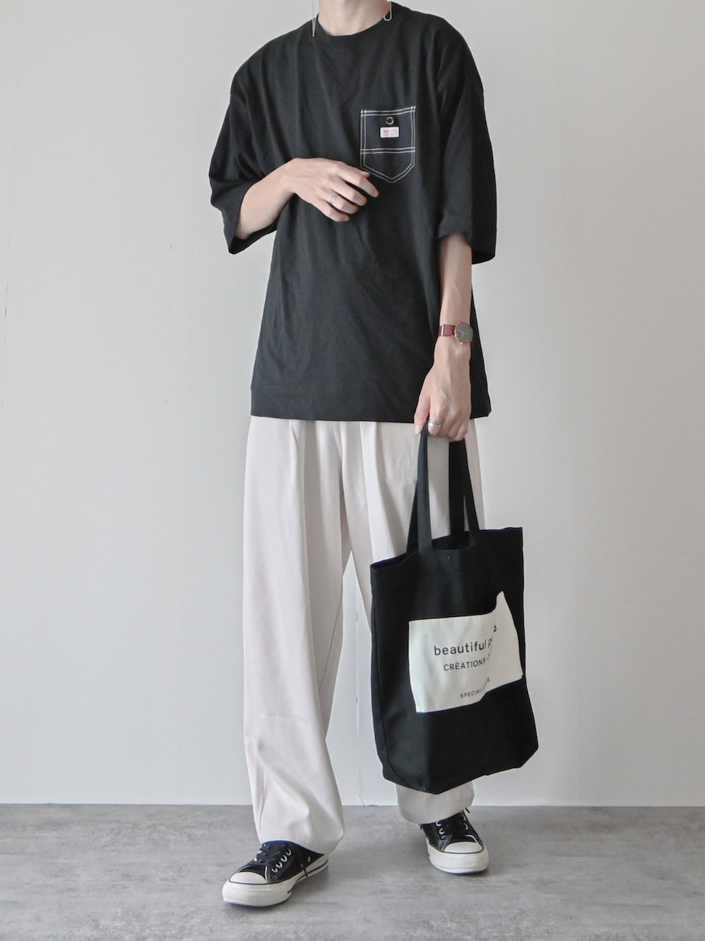 「モノトーン、モノトーンコーデ、白パンツ、コンバース、converse、ビックシルエット、ゆるコーデ、大学生、スニーカーコーデ、トートバッグ、きれいめカジュアル、シンプル、シンプルコーデ、プチプラ、プチプラコーデ」｜「SMITH'SのSMITH'S(スミス)別注ポケットTシャツ（Tシャツ/カットソー、ブラック系）」を使った、まささん（メンズ・178cm）の夏コーディネートの3枚目の写真
