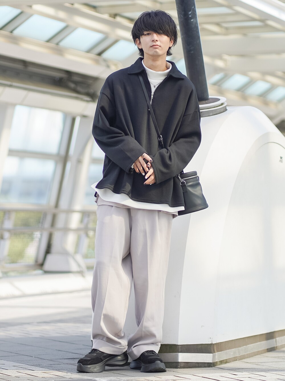 「モノトーン、モノトーンコーデ、ロールアップ、ワイドパンツ、スラックス、レイヤードスタイル、ハーフジップ、秋服準備はじめました、WEARyouthコーデ、バニティバッグ、モックネック、秋コーデ、ビッグシルエット、大学生、ETELIO」｜「ETELIOの12ゲージミラノリブハーフジップニット（ニット/セーター、ブラック系）」を使った、まささん（メンズ・178cm）の秋コーディネートの2枚目の写真