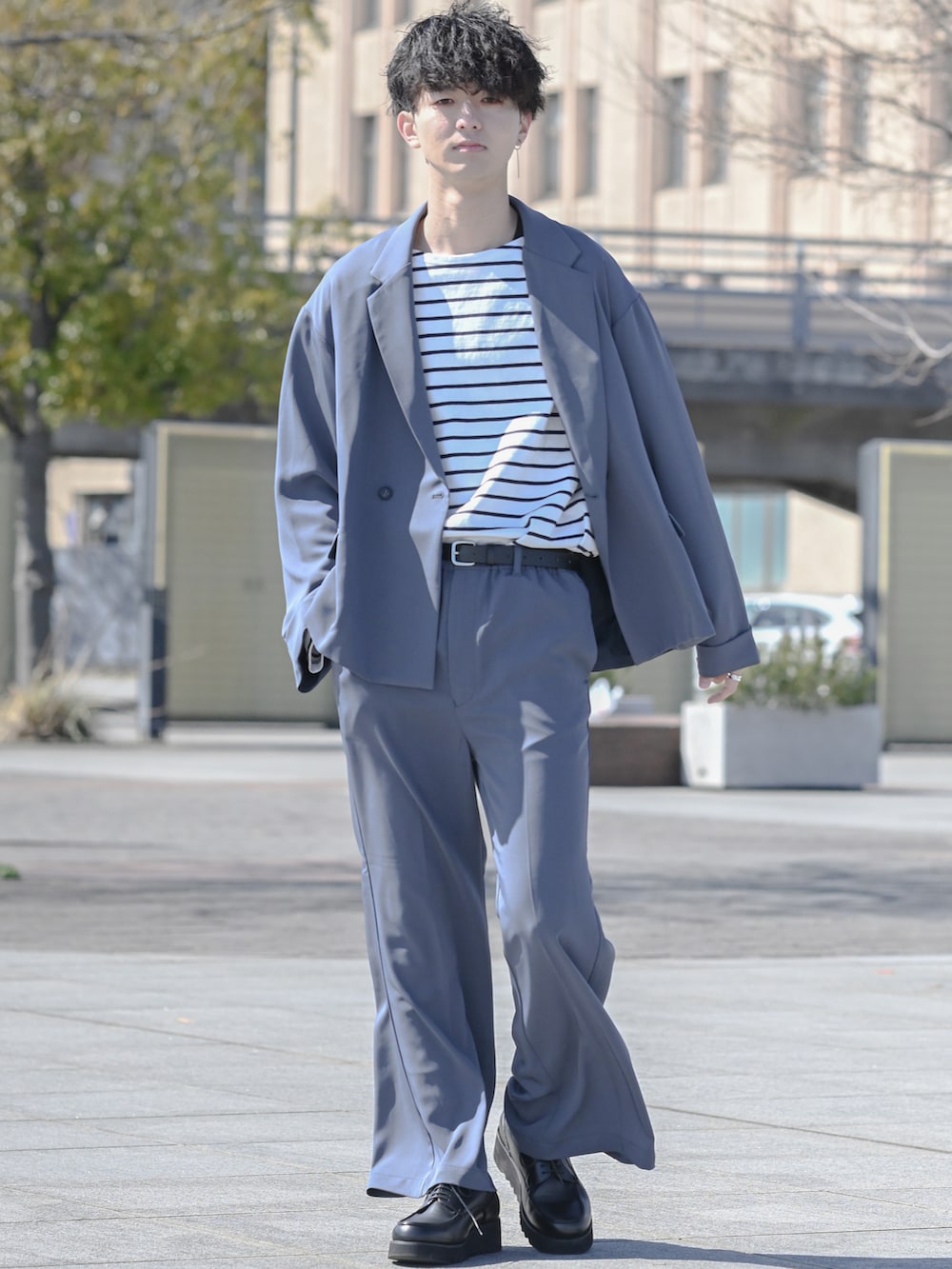 「フレアパンツ、タックイン、ローファー、革靴、ワイドパンツ、ブルー、ボーダー、ボーダートップス、テーラードジャケット、春アウター、春コーデ、プチプラ、大学生、ビッグシルエット、セットアップ」|「WEGOのWEGO/バスクボーダーBIGロンT(Tシャツ/カットソー、ホワイト系)」を使った、まささん(メンズ・178cm)の春コーディネートの3枚目の写真