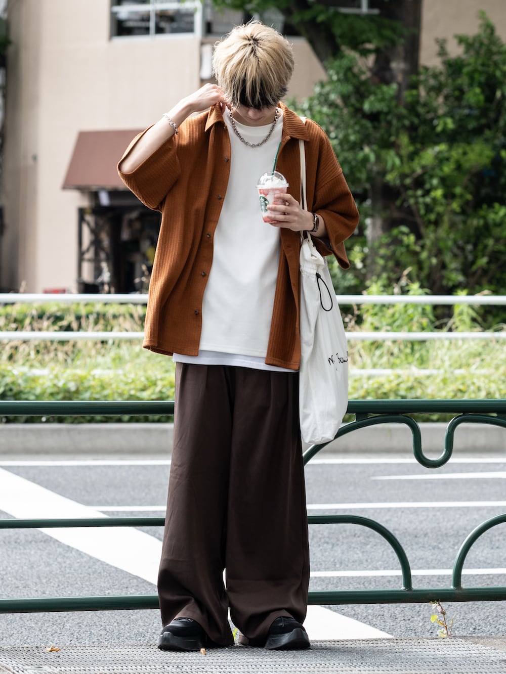 「レイヤードスタイル、ワイドパンツ、厚底シューズ、トートバッグ」｜「ETELIOのレースジャガードドレープニット半袖シャツ（シャツ/ブラウス、ブラウン系）」を使った、まささん（メンズ・178cm）の夏コーディネートの2枚目の写真