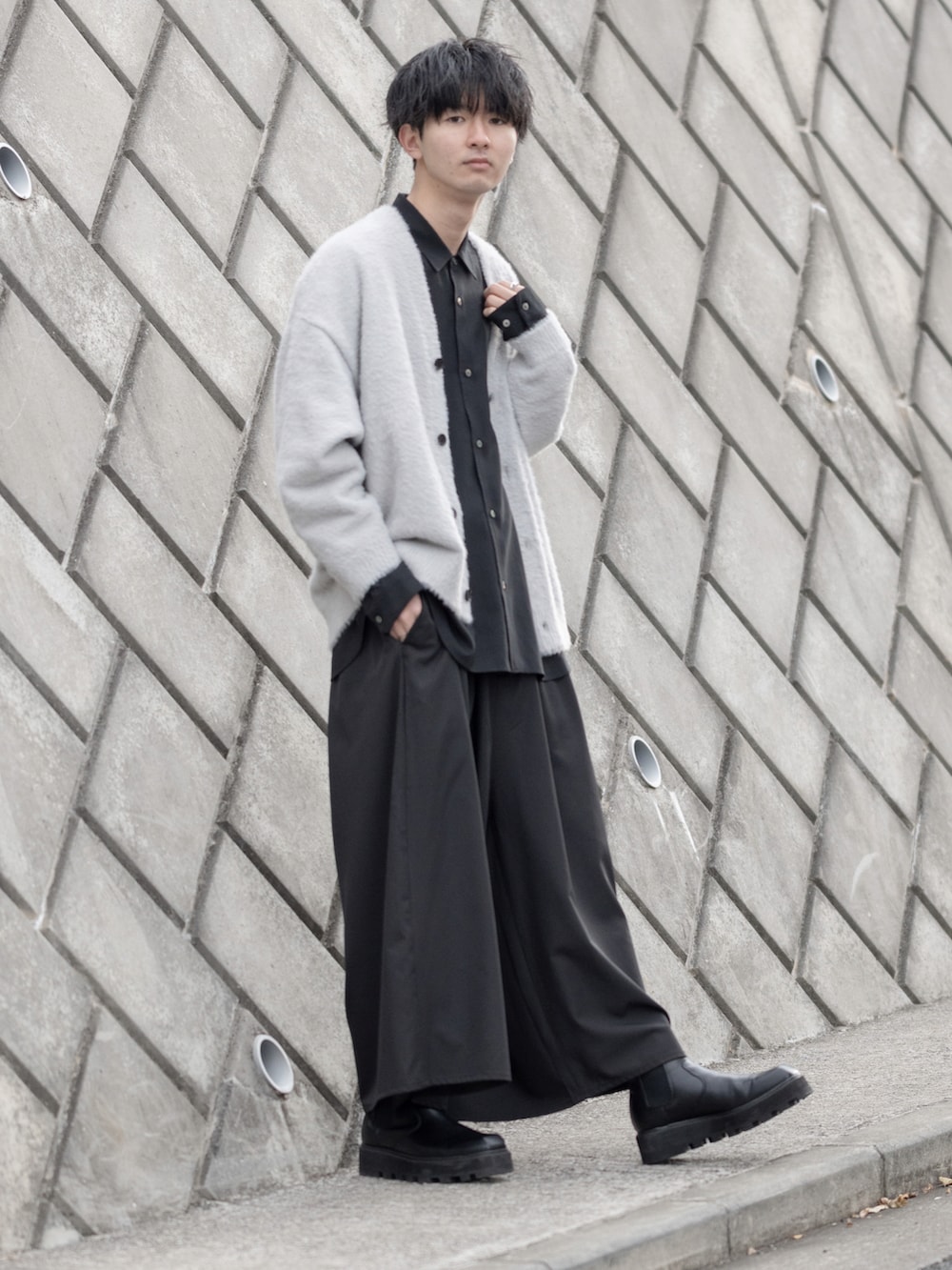 「カーディガン、シャギーニット、ワイドパンツ、レイヤードスタイル、シャツスタイル、モノトーン、モノトーンコーデ、厚底シューズ、サイドゴアブーツ、休日スタイル、休日コーデ、プチプラ、プチプラコーデ、ビッグシルエット、大学生」｜「JUNREDのシャギーニットルーズカーディガン（カーディガン/ボレロ、グレー系）」を使った、まささん（メンズ・178cm）の冬コーディネートの2枚目の写真