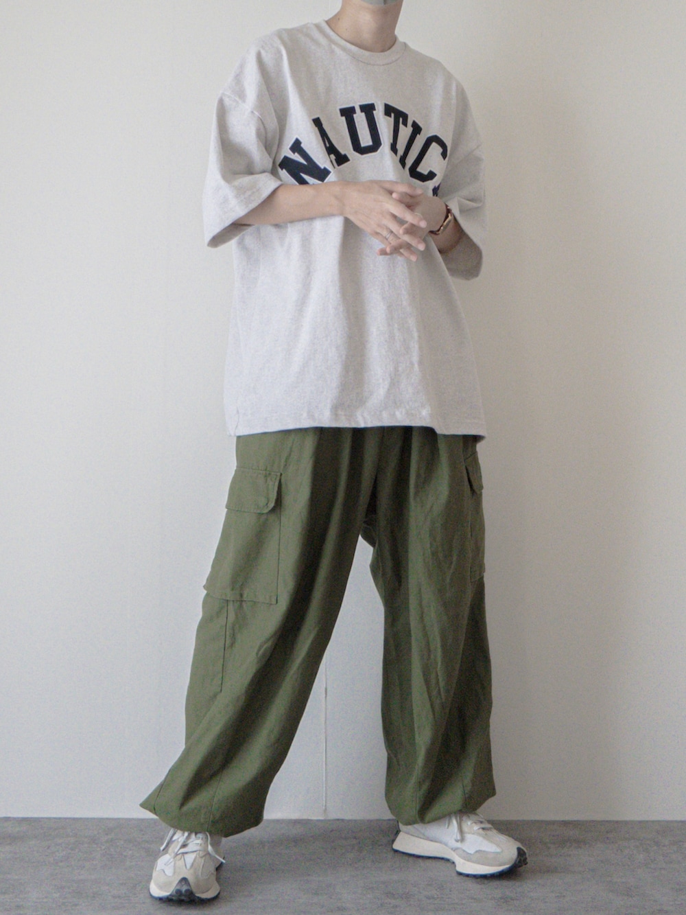 「カーゴパンツ、カーキ、ロゴT、休日スタイル、休日コーデ、半袖Ｔシャツ、ビックシルエット、オーバーサイズ、ゆるコーデ、ミリタリー、アウトドアスタイル、大学生、厚底シューズ、厚底スニーカー、ワイドパンツ」｜「NAUTICAのNAUTICA/ノーティカ “TOO HEAVY” Arch Logo S/S Tee（Tシャツ/カットソー、グレー系）」を使った、まささん（メンズ・178cm）の夏コーディネートの3枚目の写真