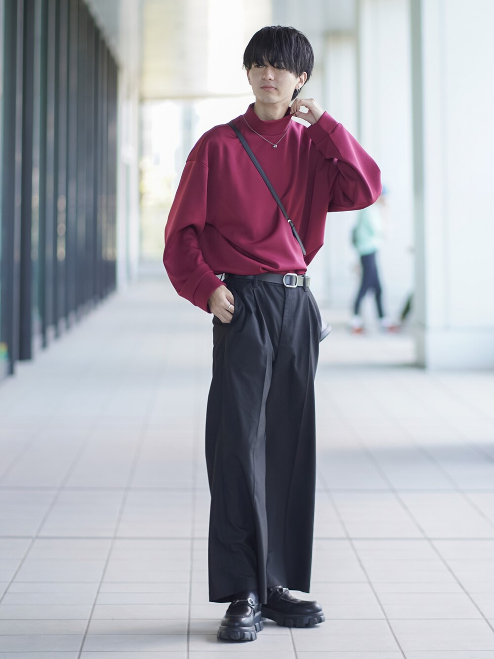 「シンプルコーデ、休日スタイル、休日コーデ、フレアパンツ、ワイドパンツ、ローファー、厚底シューズ、ショルダーバッグ、タックイン、秋服準備はじめました、モックネック、バニティバッグ、きれいめカジュアル、ビッグシルエット、ゆるコーデ」｜「ETELIOのモックネックハイポンチ長袖ドレーププルオーバー（Tシャツ/カットソー、レッド系）」を使った、まささん（メンズ・178cm）の夏コーディネートの2枚目の写真