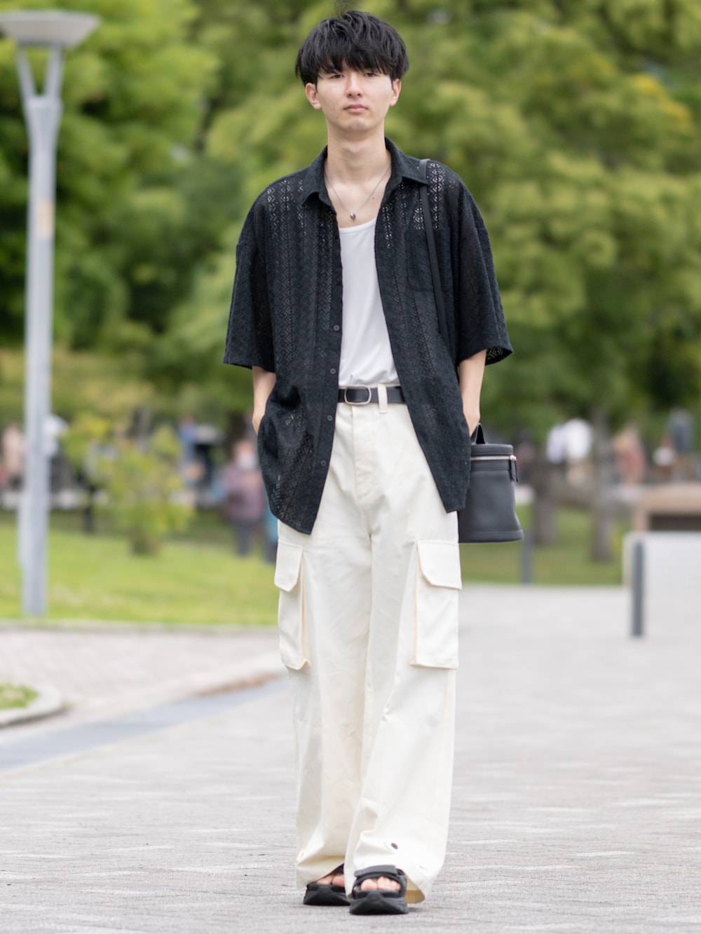 ブラック系のシャツ/ブラウス、ホワイト系のタンクトップ、ホワイト系のパンツを着用したメンズの夏コーディネートの2枚目の写真