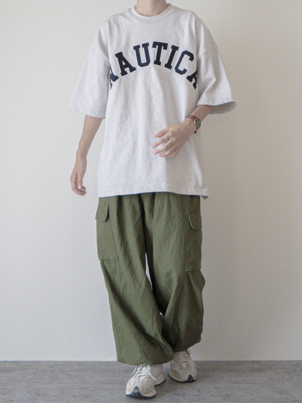 「カーゴパンツ、カーキ、ロゴT、休日スタイル、休日コーデ、半袖Ｔシャツ、ビックシルエット、オーバーサイズ、ゆるコーデ、ミリタリー、アウトドアスタイル、大学生、厚底シューズ、厚底スニーカー、ワイドパンツ」｜「NAUTICAのNAUTICA/ノーティカ “TOO HEAVY” Arch Logo S/S Tee（Tシャツ/カットソー、グレー系）」を使った、まささん（メンズ・178cm）の夏コーディネートの2枚目の写真