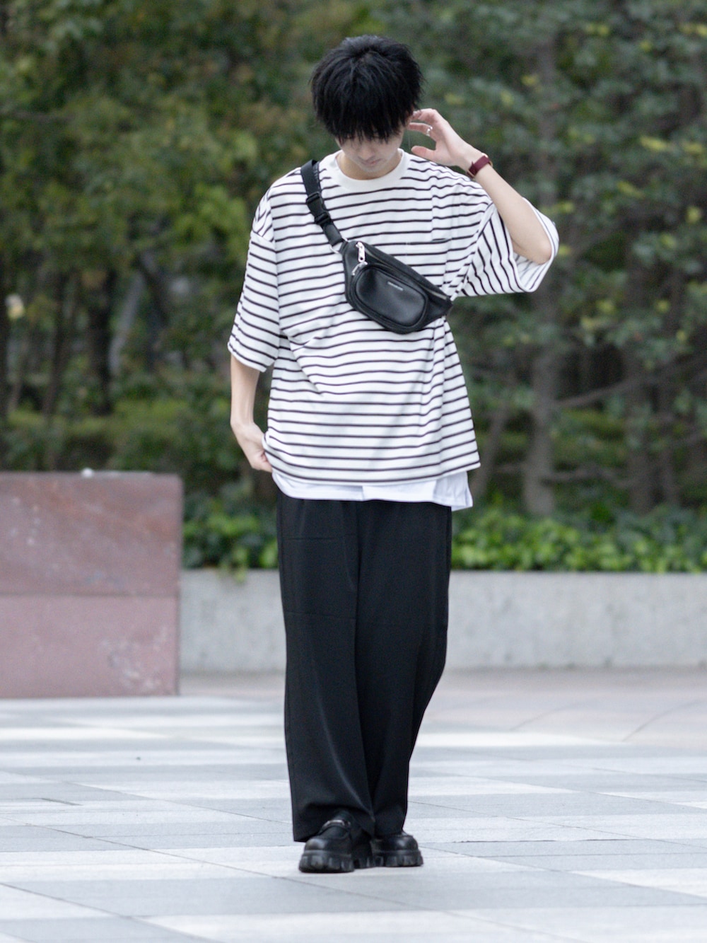 「ボーダー、ボーダートップス、ボーダーTシャツ、ワイドパンツ、モノトーン、モノトーンコーデ、ビッグシルエット、大学生、ゆるコーデ、夏コーデ、ボディバッグ、休日コーデ、休日スタイル、プチプラ、プチプラコーデ」｜「ETELIOの【2点セット】梨地ポケット付きクルービッグTシャツ＆ロングタンクトップアンサンブルセット（Tシャツ/カットソー、ホワイト系）」を使った、まささん（メンズ・178cm）の春コーディネートの2枚目の写真