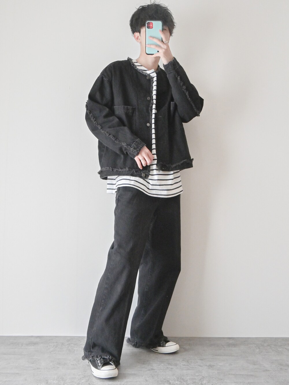 「セットアップ、デニム、デニムパンツ、デニムジャケット、ボーダー、ボーダートップス、大学生、converse、モノトーン、休日スタイル、モノトーンコーデ、春アウター、春コーデ、レイヤードスタイル、ビッグシルエット」｜「EDWINの【ZOZO限定】　Nocty×EDWINコラボ　デニムフリンジジャケット（デニムジャケット、ブラック系）」を使った、まささん（メンズ・178cm）の春コーディネートの2枚目の写真