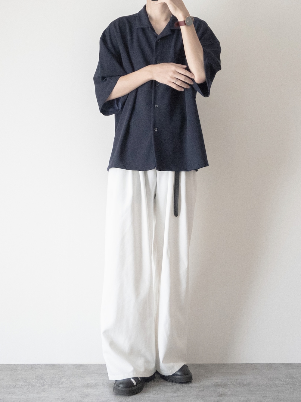 「白パンツ、ワイドパンツ、グルカサンダル、夏コーデ、シャツスタイル、プチプラ、プチプラコーデ、シンプル、シンプルコーデ、大学生、ビッグシルエット、厚底シューズ、オーバーサイズ、休日スタイル、休日コーデ」｜「ASTRONOMYの【セットアップ 3点セット】 ルーズシルエット半袖オープンカラーポケットシャツ & ロングタンクトップ & ワンタックルーズワイドバルーンテーパードパンツ（セットアップ、ブルー系）」を使った、まささん（メンズ・178cm）の夏コーディネートの2枚目の写真