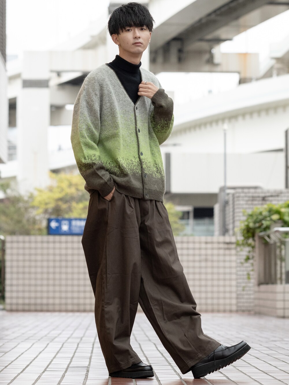 「秋ルック紹介するよ、秋コーデ、チノパン、チノパンツ、ワイドパンツ、ブラウン、ローファー、厚底シューズ、レイヤードスタイル、カーディガン、バイカラー、グラデーション、大学生、タートルネック、ビッグシルエット」｜「GLOSTERの【GLOSTER/グロスター】モヘヤミックスカーディガン グラデーション/レオパード/フラッグチェック/アーガイル（カーディガン/ボレロ、グリーン系）」を使った、まささん（メンズ・178cm）の秋コーディネートの4枚目の写真