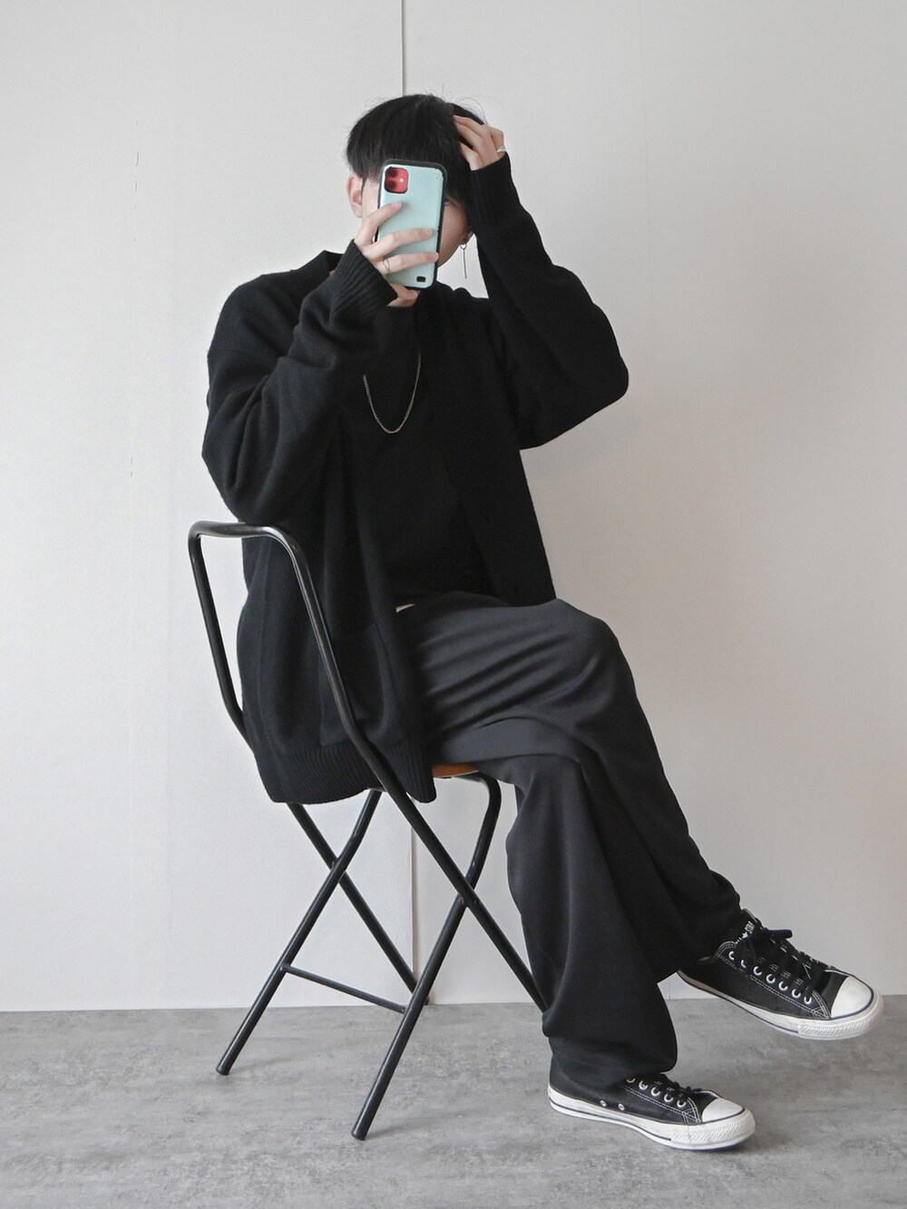 「モノトーン、モノトーンコーデ、UNIQLO、プチプラ、プチプラコーデ、converse、レイヤードスタイル、オーバーサイズ、ビッグシルエット、大学生、スウェットパンツ、スウェット、カーディガン、ワイドパンツ、ゆるコーデ」｜「CONVERSEのCONVERSE コンバース CVS ALL STAR キャンバス オールスター OX（スニーカー、ブラック系）」を使った、まささん（メンズ・178cm）の春コーディネートの3枚目の写真