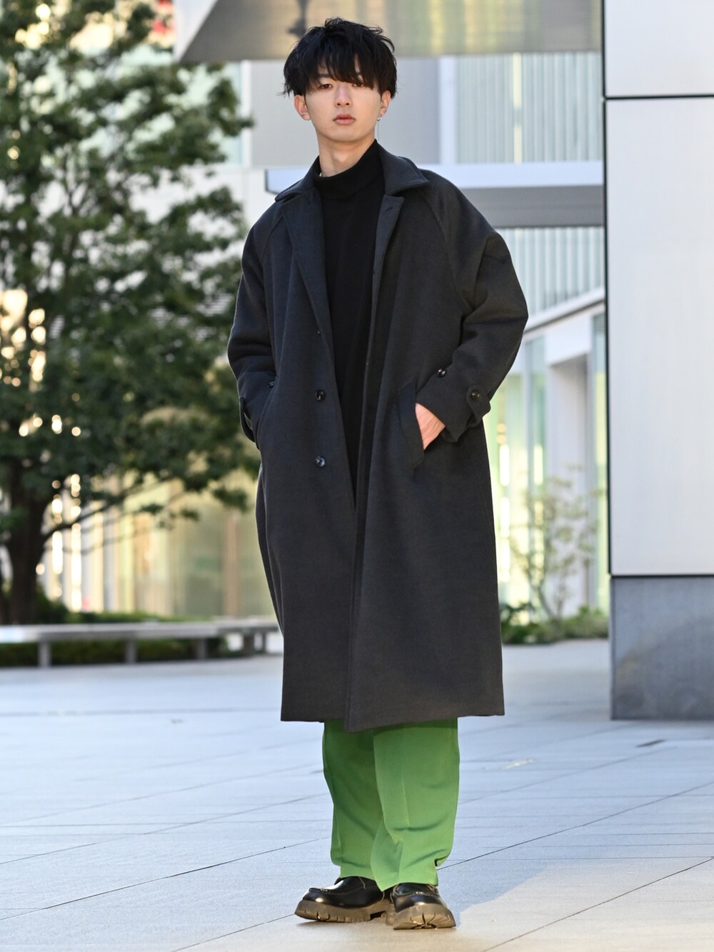 「クリスマスに着たい服、カラーパンツ、フレアパンツ、ローファー、革靴、厚底シューズ、ロングコート、大学生、初詣コーデ、グリーン、休日スタイル、休日コーデ、WEGO、タートルネック、ステンカラーコート」｜「nowmの【nowm】MELTON BAL COLLAR LONG COAT / バルカラーコート（ステンカラーコート、グレー系）」を使った、まささん（メンズ・178cm）の冬コーディネートの2枚目の写真