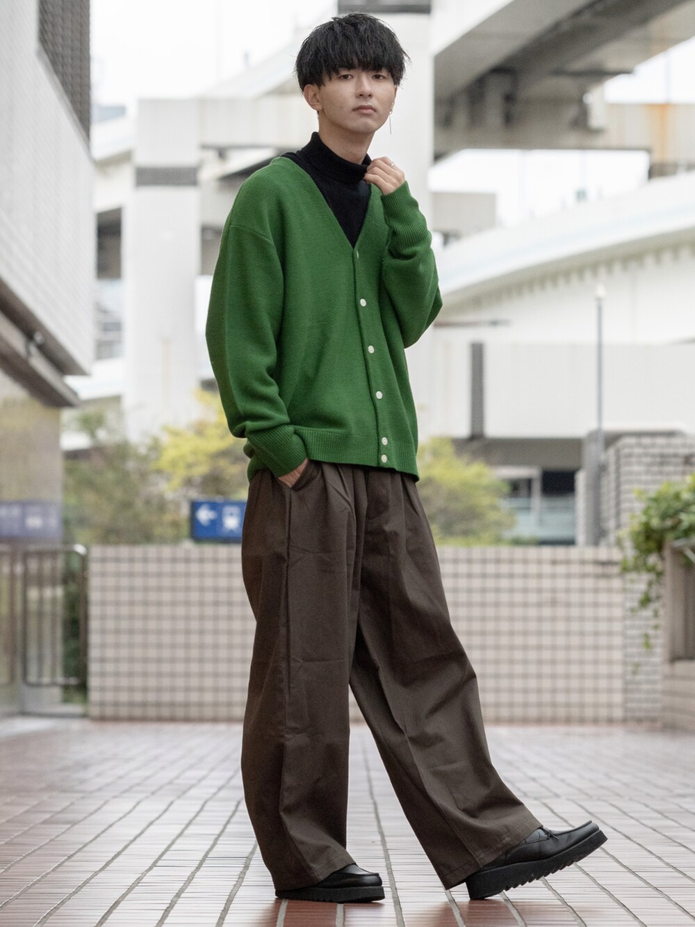 「秋ルック紹介するよ、秋コーデ、チノパン、ワイドパンツ、ブラウン、グリーン、ビッグシルエット、カーディガン、厚底シューズ、ローファー、レイヤードスタイル、大学生、オーバーサイズ、RUUBON、ルーボン」｜「PENNEYSの『別注』PENNEYS×DOORS　THE FOX Vネックニットカーディガン（カーディガン/ボレロ、グリーン系）」を使った、まささん（メンズ・178cm）の秋コーディネートの2枚目の写真