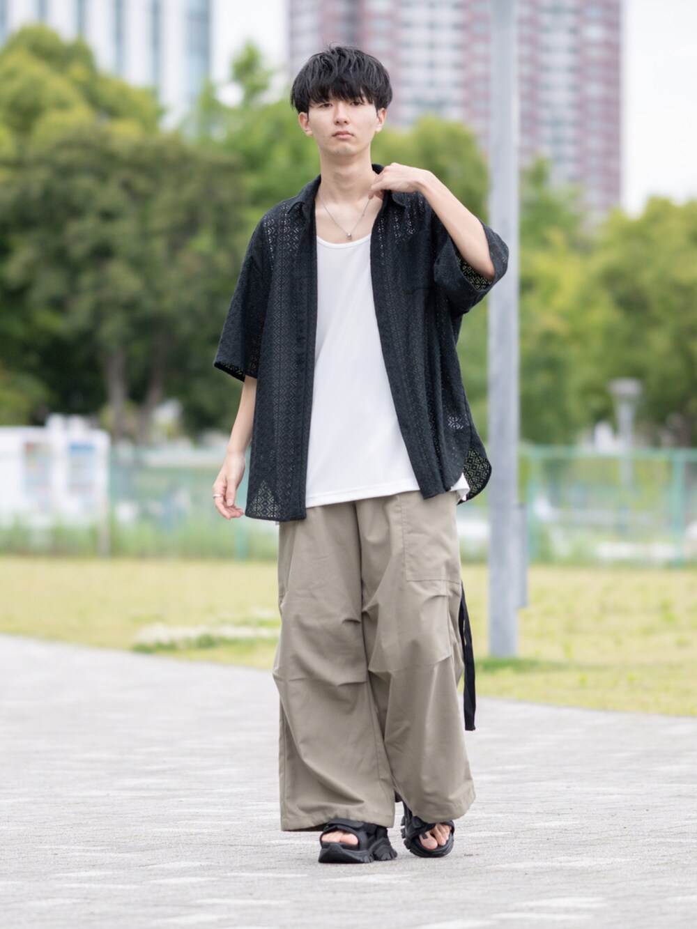 「レースシャツ、夏コーデ、レイヤードスタイル、カーゴパンツ、ワイドパンツ、サンダル、厚底シューズ、厚底サンダル、大学生、タンクトップ、シャツスタイル、ビッグシルエット、プチプラ、プチプラコーデ、オーバーサイズ」｜「Adoon plainの【Adoon plain】レースシアーシャツ（シャツ/ブラウス、ブラック系）」を使った、まささん（メンズ・178cm）の夏コーディネートの2枚目の写真