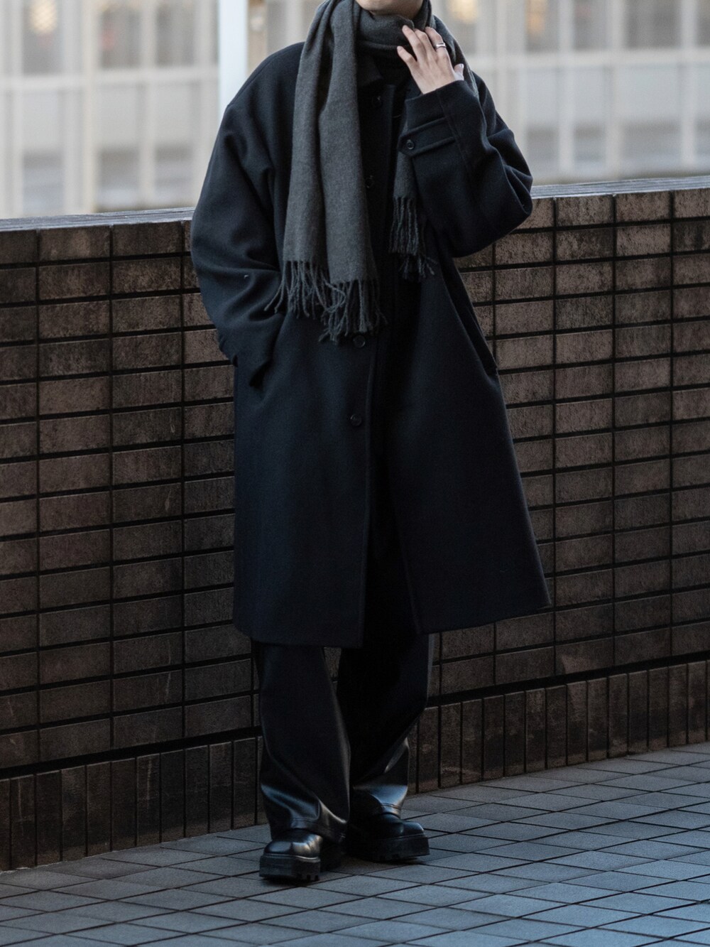 「ステンカラーコート、ワイドパンツ、ベスト、レイヤードスタイル、ビッグシルエット、ワントーンコーデ、レザー、レザーパンツ、厚底シューズ、ブーツ、マフラーぐるぐる、大学生、オールブラック、私の推しブランド、RAGEBLUE」｜「RAGEBLUEのメリノウール/ステンカラーコート（ステンカラーコート、ブラック系）」を使った、まささん（メンズ・178cm）の冬コーディネートの2枚目の写真