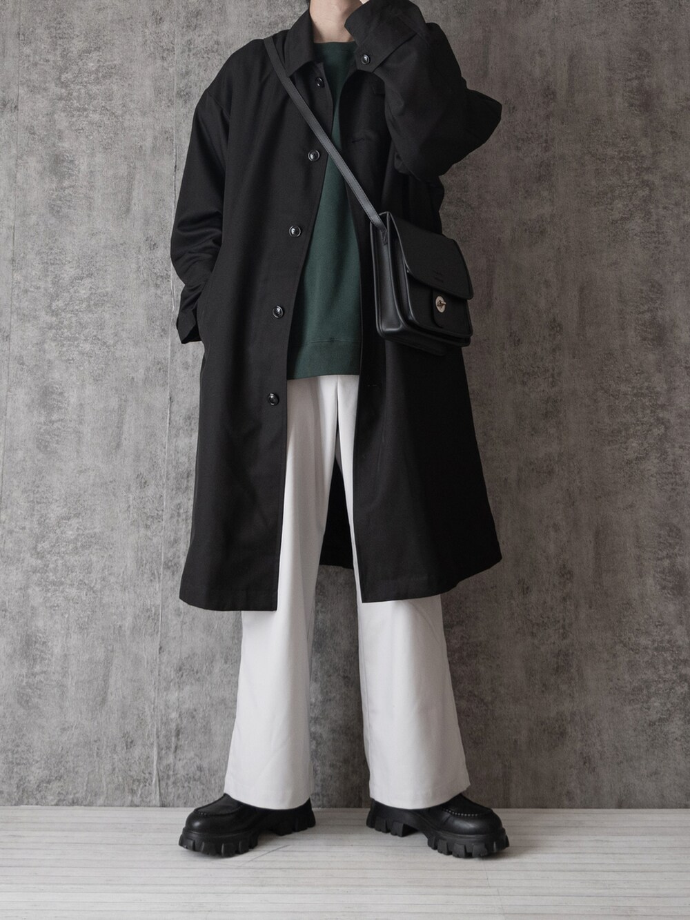 「ファッションを楽しもう、WEARyouthコーデ、スウェット、白パンツ、ワイドパンツ、ビッグシルエット、レイヤードスタイル、ロングコート、ステンカラーコート、大学生、ショルダーバッグ、秋冬コーデ、きれいめカジュアル、厚底シューズ、RAGEBLUE」｜「RAGEBLUEの【まさコラボアイテム】2WAYステンカラーコート（ステンカラーコート、ブラック系）」を使った、まささん（メンズ・178cm）の秋コーディネートの2枚目の写真