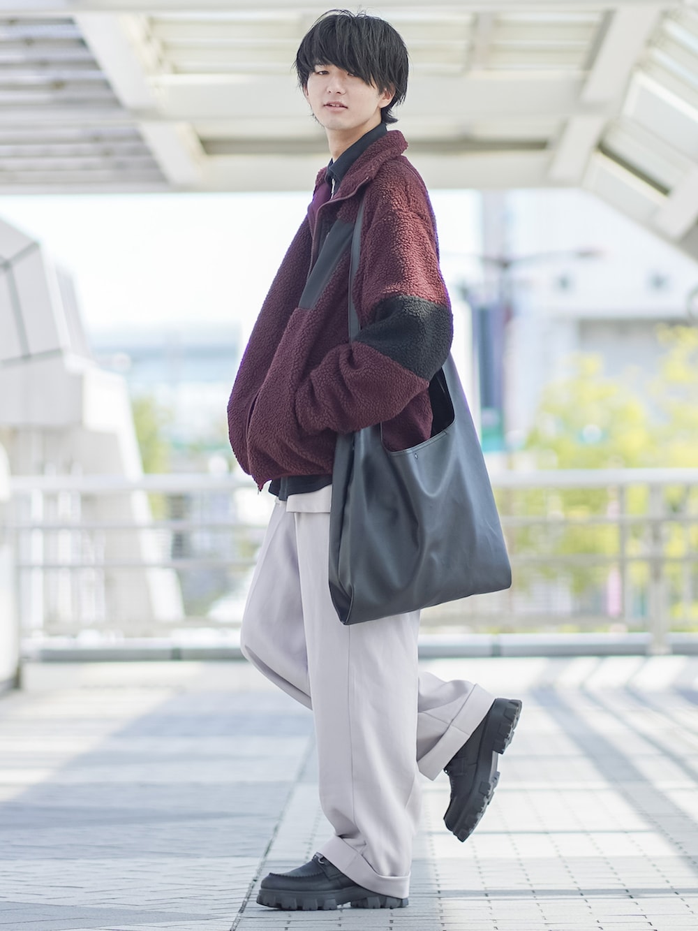 「新星WEARISTAにエントリー、WEARyouthコーデ、スラックス、レイヤードスタイル、ハーフジップ、ボア、ボアジャケット、ショルダーバッグ、トートバッグ、ローファー、休日スタイル、厚底シューズ、ビッグシルエット、きれいめカジュアル、クリスマスに着たい服」｜「ETELIOの12ゲージミラノリブハーフジップニット（ニット/セーター、ブラック系）」を使った、まささん（メンズ・178cm）の冬コーディネートの3枚目の写真