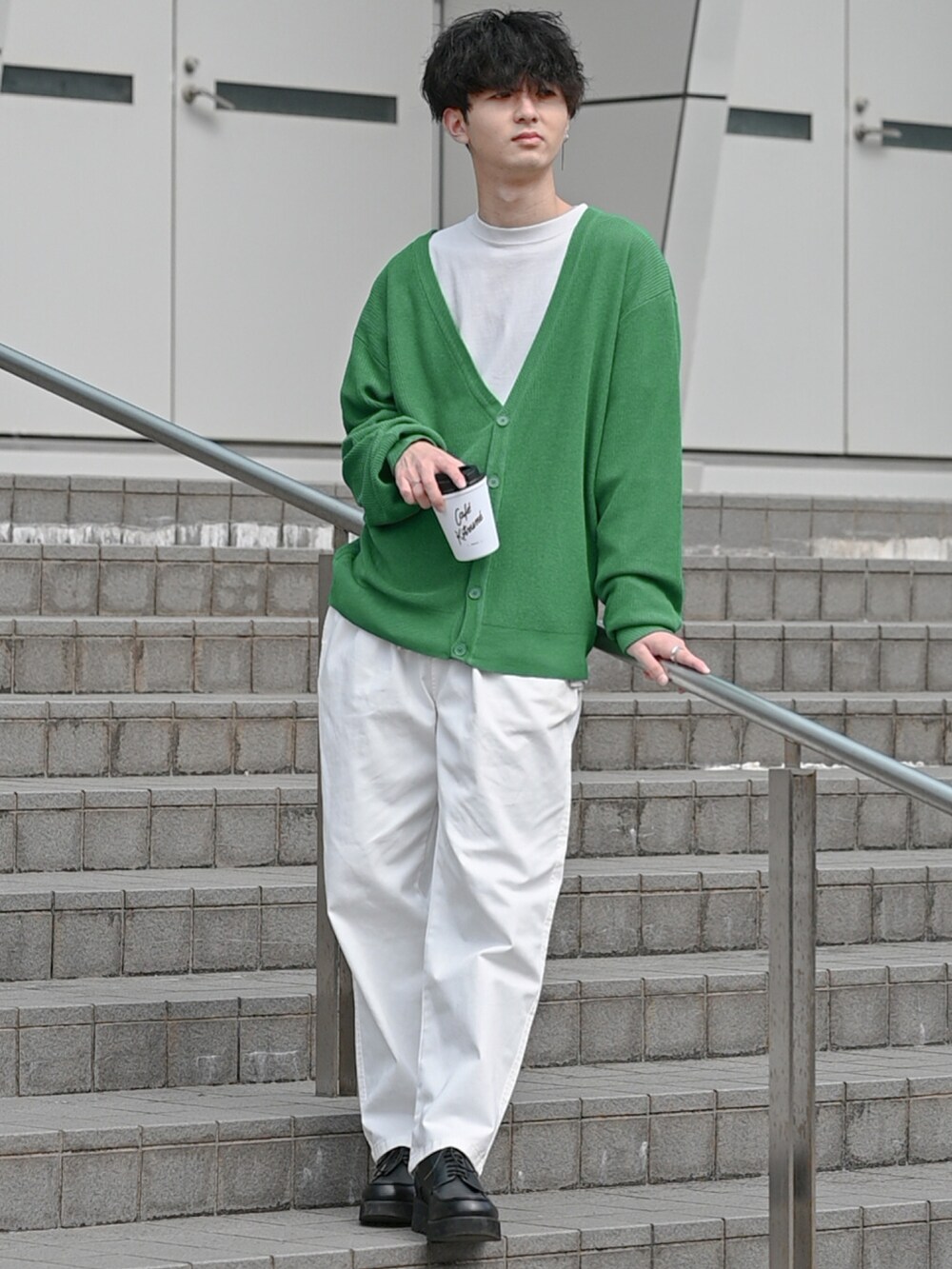 「グリーン、WEGO、プチプラ、プチプラコーデ、カーディガン、白パンツ、ワイドパンツ、シェフパンツ、大学生、ビッグシルエット、ローファー、革靴、レイヤードスタイル、オーバーサイズ、春コーデ」｜「WEGOのWEGO/リネンライクカーディガン（カーディガン/ボレロ、グリーン系）」を使った、まささん（メンズ・178cm）の春コーディネートの3枚目の写真