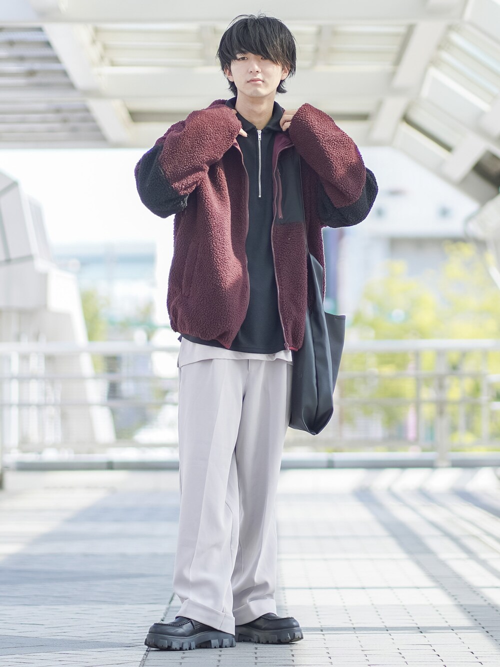「新星WEARISTAにエントリー、WEARyouthコーデ、スラックス、レイヤードスタイル、ハーフジップ、ボア、ボアジャケット、ショルダーバッグ、トートバッグ、ローファー、休日スタイル、厚底シューズ、ビッグシルエット、きれいめカジュアル、クリスマスに着たい服」｜「ETELIOの12ゲージミラノリブハーフジップニット（ニット/セーター、ブラック系）」を使った、まささん（メンズ・178cm）の冬コーディネートの2枚目の写真