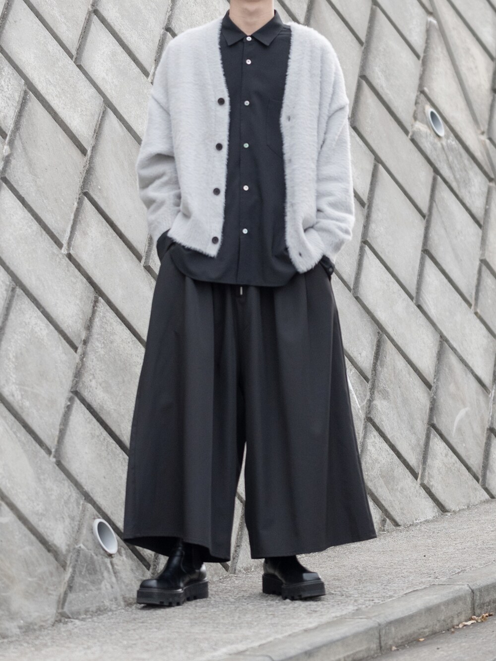 「カーディガン、シャギーニット、ワイドパンツ、レイヤードスタイル、シャツスタイル、モノトーン、モノトーンコーデ、厚底シューズ、サイドゴアブーツ、休日スタイル、休日コーデ、プチプラ、プチプラコーデ、ビッグシルエット、大学生」｜「JUNREDのシャギーニットルーズカーディガン（カーディガン/ボレロ、グレー系）」を使った、まささん（メンズ・178cm）の冬コーディネートの3枚目の写真