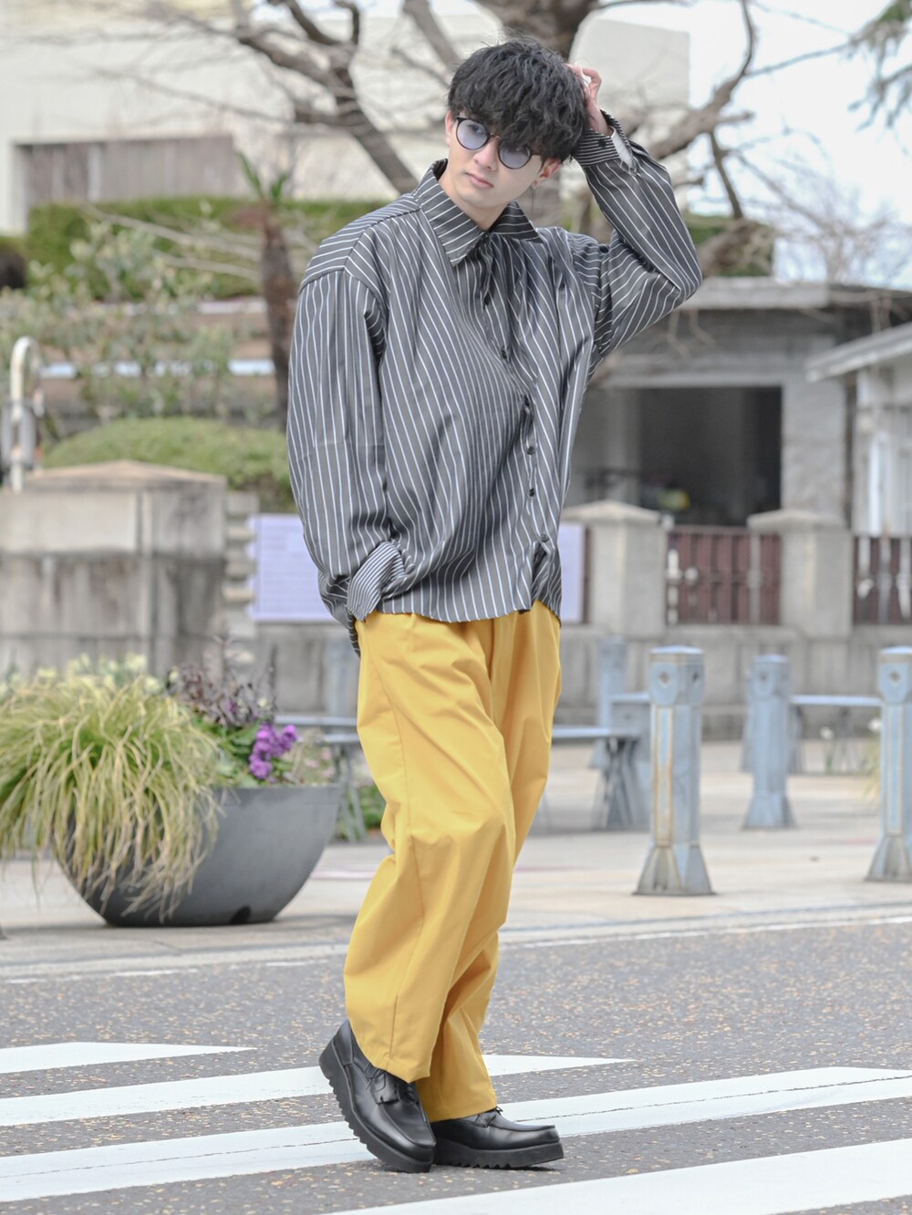 「ストライプ、ストライプシャツ、カラーパンツ、ワイドパンツ、バルーンパンツ、ローファー、革靴、厚底シューズ、大学生、RAGEBLUE、メガネ男子、サングラス、シャツスタイル、ビッグシルエット、プチプラ」｜「CREARE -LINO-の【2021春夏】オーバーサイズ ストライプ シャツ<ユニセックス>（シャツ/ブラウス、ブラック系）」を使った、まささん（メンズ・178cm）の春コーディネートの2枚目の写真