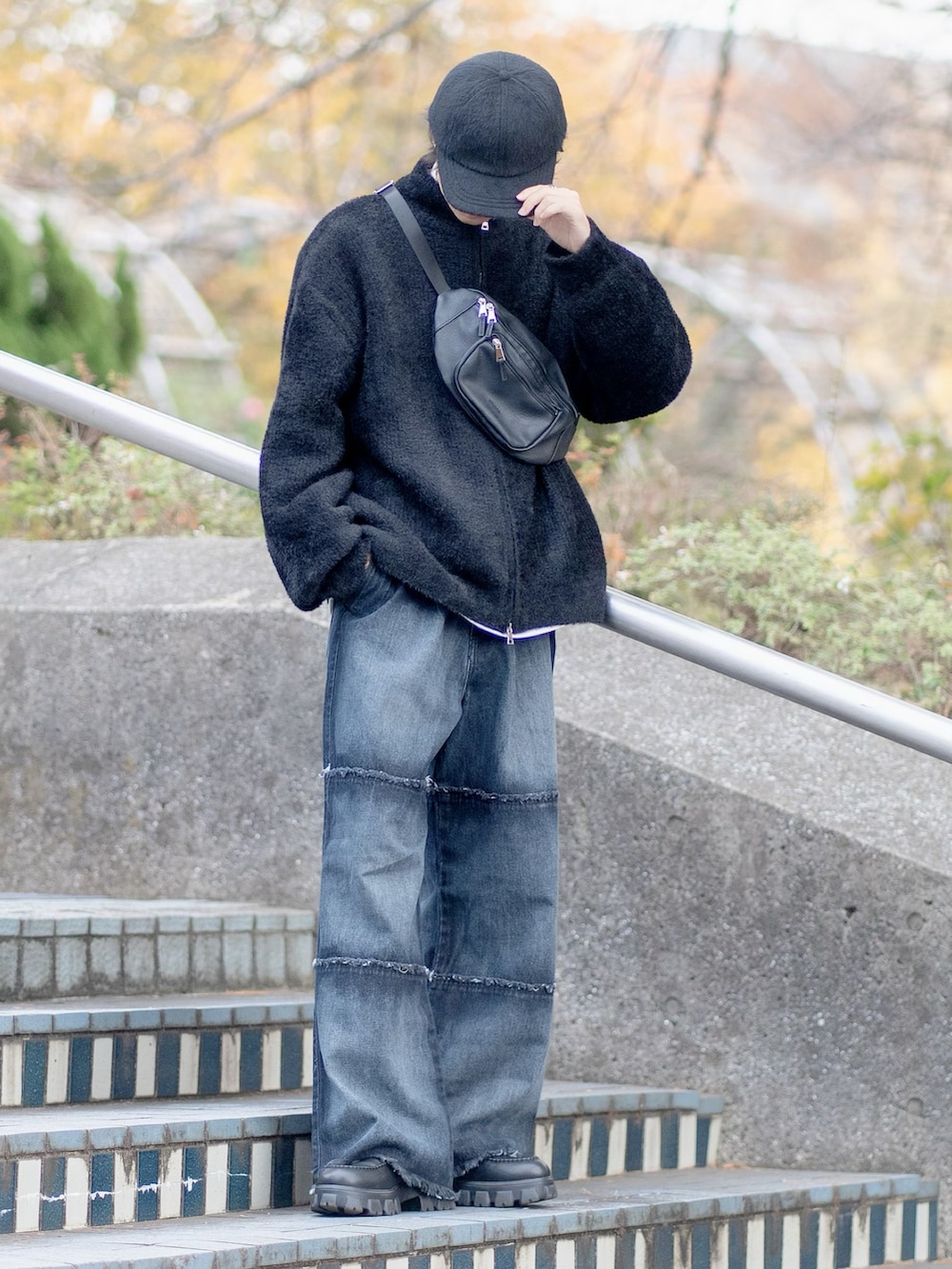 「新星WEARISTAにエントリー、WEARyouthコーデ、デニムパンツ、ドライバーズニット、シャギーニット、オールブラック、ブラック、ローファー、キャップ、モノトーン、モノトーンコーデ、ビッグシルエット、シンプルコーデ、きれいめカジュアル、ボディバッグ」｜「Loose/ルースのシャギータッチ ルーズドライバーズニット（ニット/セーター、ブラック系）」を使った、まささん（メンズ・178cm）の冬コーディネートの2枚目の写真