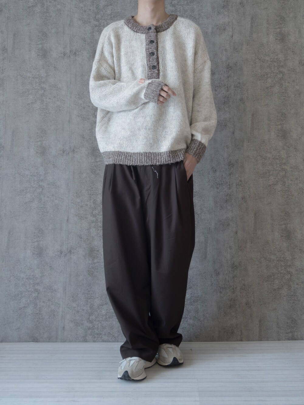 「ヘンリーネック、ニット、ベージュ、グレー、ワイドパンツ、スニーカー、スニーカーコーデ、ビッグシルエット、オーバーサイズ、大学生、プチプラ、プチプラコーデ、シンプルコーデ、シンプル、classicalelf」｜「Javaの《JaVaジャバ コラボ》もちっと癒され。2wayミックスカラー糸バイカラーヘンリーニットプルオーバー（ニット/セーター、ホワイト系）」を使った、まささん（メンズ・178cm）の冬コーディネートの2枚目の写真