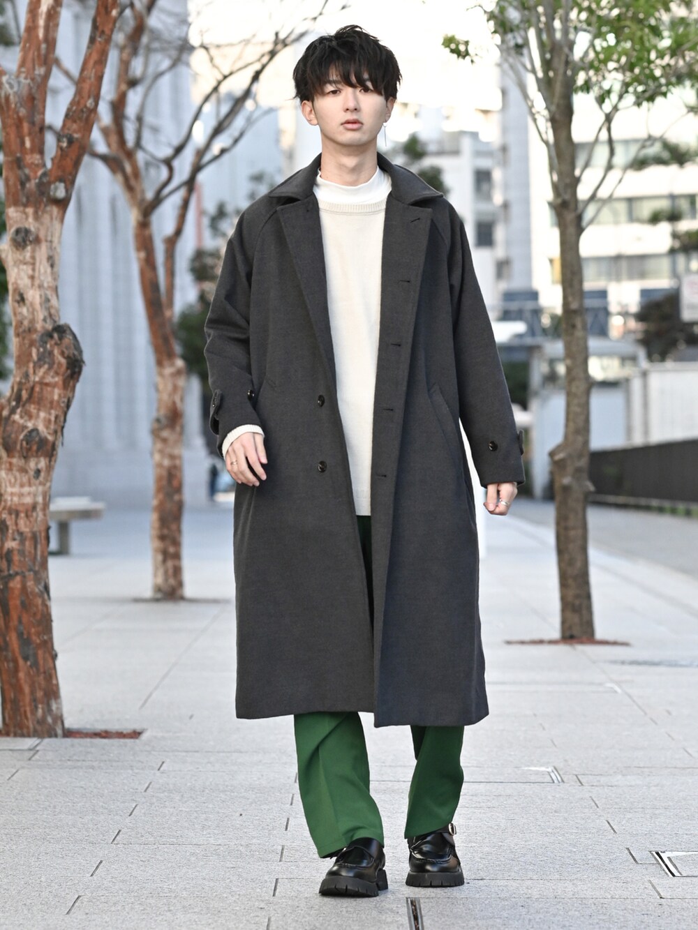 「クリスマスに着たい服、グリーン、カラーパンツ、フレアパンツ、大学生、ローファー、革靴、ニット、レイヤードスタイル、休日スタイル、休日コーデ、WEGO、プチプラ、シンプルコーデ、モックネック」｜「coenのビッグシルエットガンジークルーネックニット（ニット/セーター、ホワイト系）」を使った、まささん（メンズ・178cm）の冬コーディネートの5枚目の写真