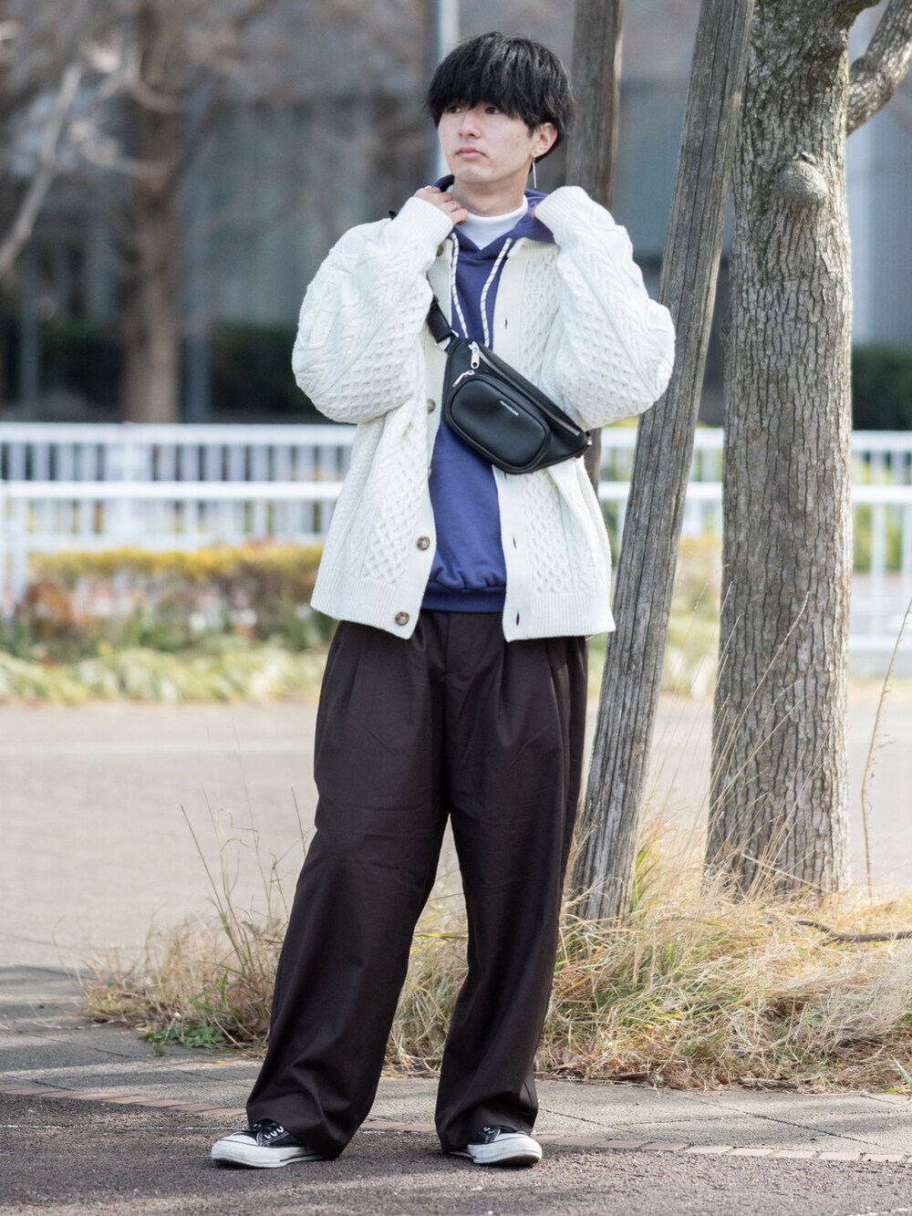 「カーディガン、パーカー、レイヤードスタイル、パープル、ビッグシルエット、オーバーサイズ、ワイドパンツ、タートルネック、大学生、プチプラ、プチプラコーデ、ボディバッグ、GU、休日コーデ、休日スタイル」｜「ADAMASTEのオーバーサイズカラーパーカー（パーカー、パープル系）」を使った、まささん（メンズ・178cm）の冬コーディネートの3枚目の写真
