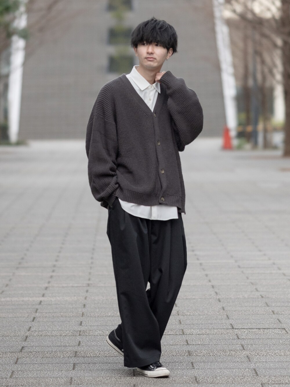 「カーディガン、レイヤードスタイル、ビッグシルエット、オーバーサイズ、ワイドパンツ、プチプラ、プチプラコーデ、モノトーン、モノトーンコーデ、シンプルコーデ、大学生、converse、休日コーデ、休日スタイル、ゆるコーデ」｜「ASTRONOMYの畔編みルーズシルエットカーディガン（カーディガン/ボレロ、グレー系）」を使った、まささん（メンズ・178cm）の冬コーディネートの2枚目の写真