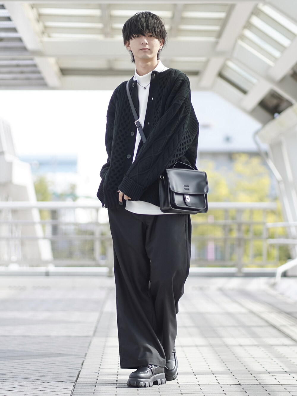 「カーディガン、ビッグシルエット、モノトーン、モノトーンコーデ、レイヤードスタイル、ワイドパンツ、厚底シューズ、ショルダーバッグ、モックネック、秋服準備はじめました、ゆるコーデ、ケーブルニット、お出かけコーデ、大学生、RAGEBLUE」｜「ETELIOのモックネックハイポンチ長袖ドレーププルオーバー（Tシャツ/カットソー、ホワイト系）」を使った、まささん（メンズ・178cm）の秋コーディネートの3枚目の写真