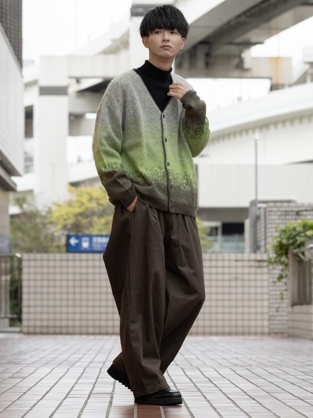 「秋ルック紹介するよ、秋コーデ、チノパン、チノパンツ、ワイドパンツ、ブラウン、ローファー、厚底シューズ、レイヤードスタイル、カーディガン、バイカラー、グラデーション、大学生、タートルネック、ビッグシルエット」｜「GLOSTERの【GLOSTER/グロスター】モヘヤミックスカーディガン グラデーション/レオパード/フラッグチェック/アーガイル（カーディガン/ボレロ、グリーン系）」を使った、まささん（メンズ・178cm）の秋コーディネートの3枚目の写真