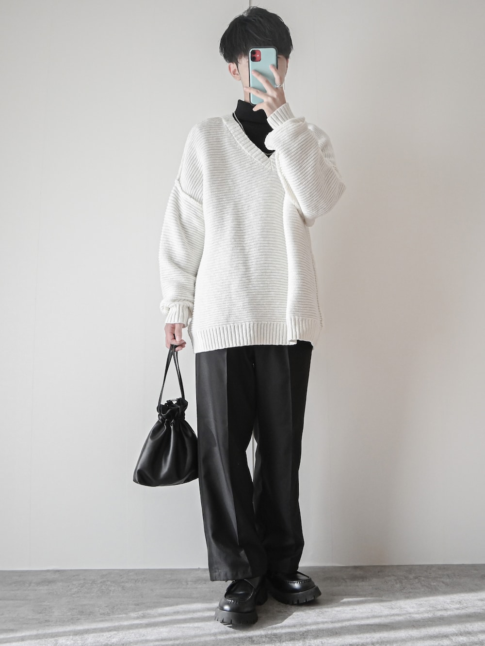 「私の推しブランド、RAGEBLUE、ワイドパンツ、巾着バッグ、レザー、ミニバッグ、厚底シューズ、ローファー、革靴、スラックス、レイヤードスタイル、タートルネック、大学生、休日スタイル、休日コーデ」｜「RAGEBLUEのスラブVネック/ビッグニット/262840（ニット/セーター、ホワイト系）」を使った、まささん（メンズ・178cm）の冬コーディネートの4枚目の写真