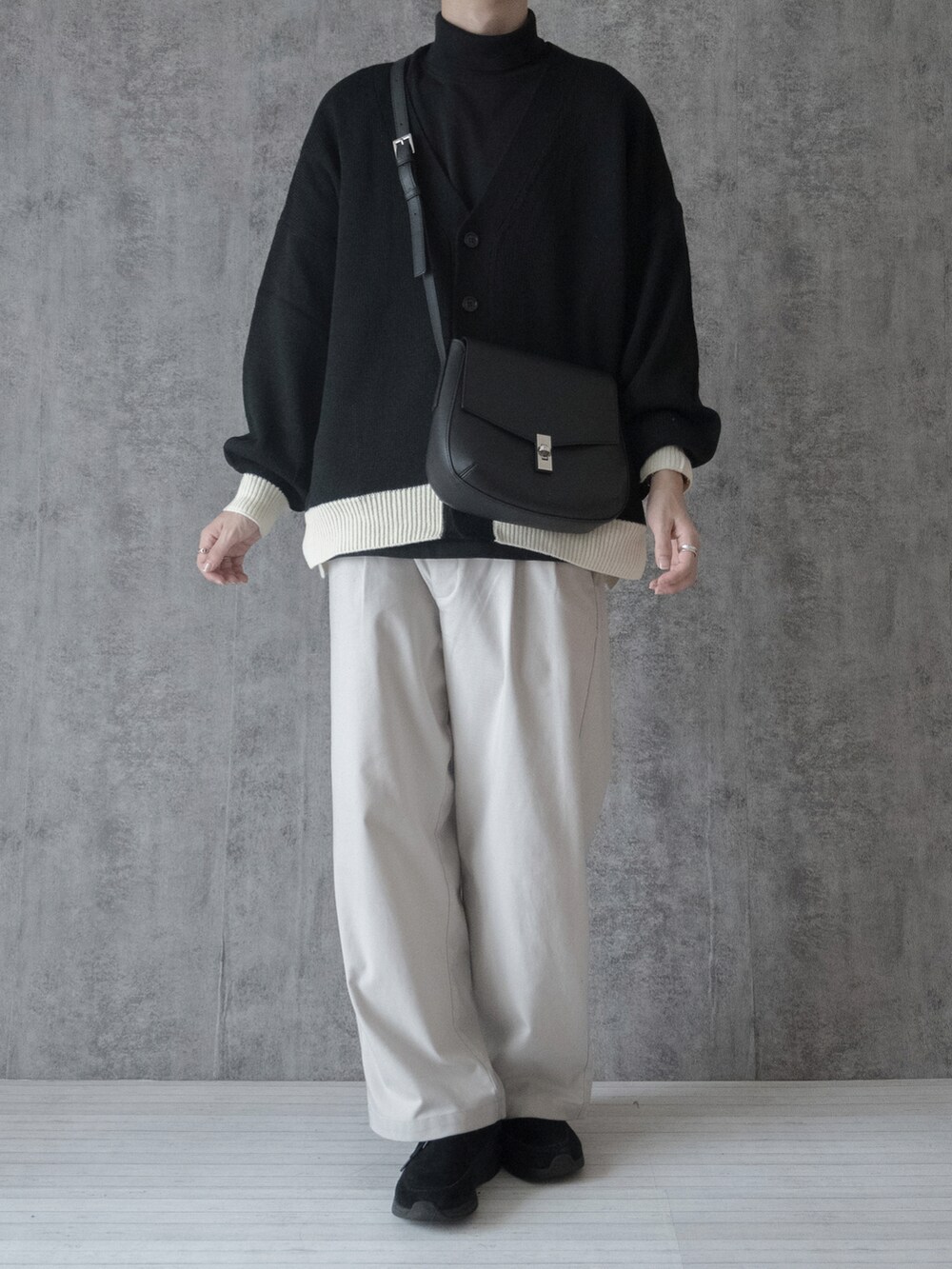 「タートルネック、モノトーン、モノトーンコーデ、カーディガン、やーこん好きな人と繋がりたい、白パンツ、ワイドパンツ、厚底シューズ、ショルダーバッグ、ミニバッグ、シンプルコーデ、大学生、プチプラ、プチプラコーデ、シンプル」｜「anownのボリュームスリーブニットカーデ【ファッションインフルエンサーやーこん×anown限定コラボ】（カーディガン/ボレロ、ブラック系）」を使った、まささん（メンズ・178cm）の冬コーディネートの2枚目の写真