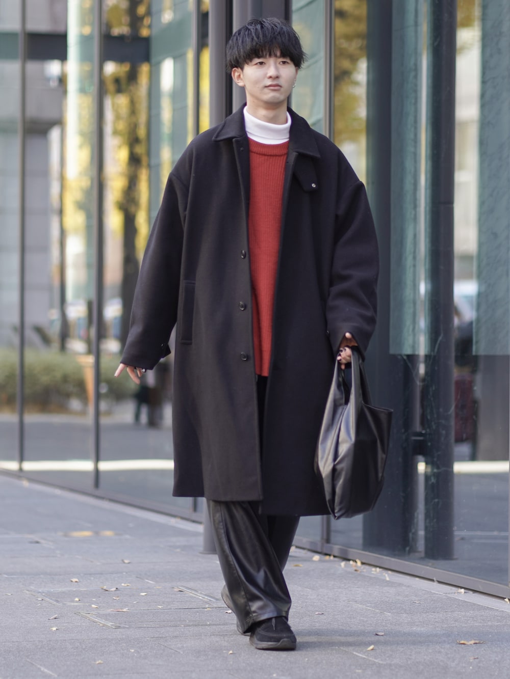 「クリスマスに着たい服、赤、ニット、ロングコート、ステンカラーコート、レイヤードスタイル、タートルネック、大学生、RAGEBLUE、マイベストコーデ2022、トートバッグ、レザー、レザーパンツ、ワイドパンツ、冬コーデ」｜「RAGEBLUEのメリノウール/ステンカラーコート（ステンカラーコート、ブラック系）」を使った、まささん（メンズ・178cm）の冬コーディネートの3枚目の写真