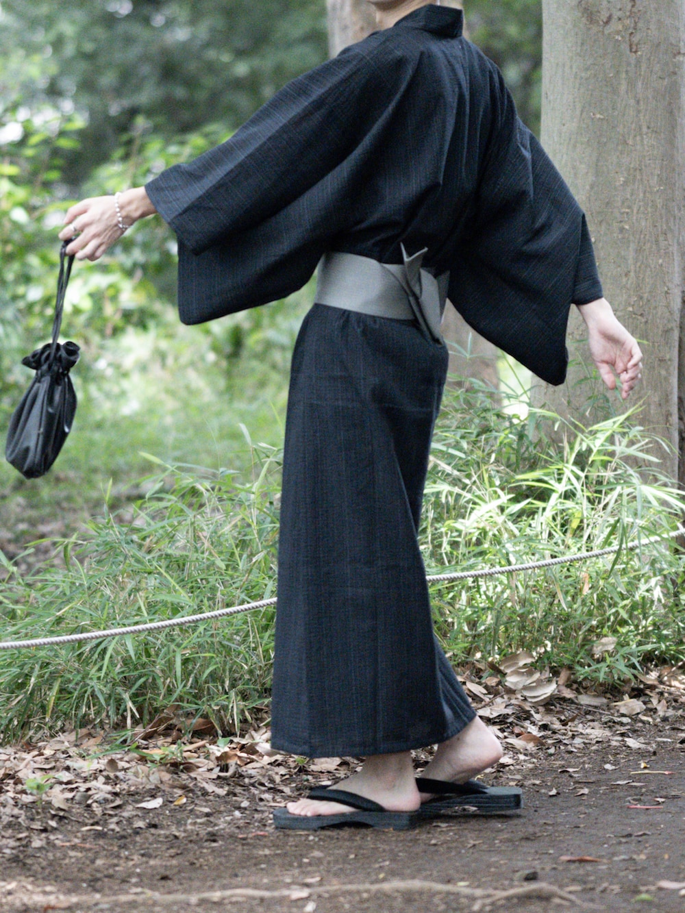 「このスタイルがお気に入り、浴衣男子、浴衣、浴衣コーデ、夏祭り、フェススタイル、今日のコスメと服、ビッグシルエット、サンダル、大学生、巾着バッグ、ポンパドール、MONO-MART、夏コーデ、夏の和物語」｜「MONO-MARTの縞しじら織り浴衣 3点セット【浴衣＋帯＋下駄】（浴衣、ブラック系）」を使った、まささん（メンズ・178cm）の夏コーディネートの4枚目の写真