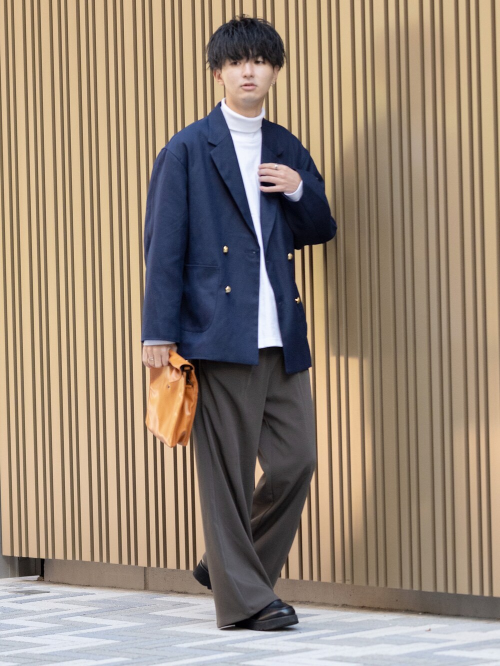 「WEARハロウィン2022、紺ブレ、ジャケット、ミニバッグ、秋コーデ、タートルネック、レイヤードスタイル、大学生、ワイドパンツ、フレアパンツ、厚底シューズ、ローファー、ビッグシルエット、休日コーデ、休日スタイル」｜「remerのloose basic turtle neck Tee / ルーズベーシックタートルネックTee（Tシャツ/カットソー、ホワイト系）」を使った、まささん（メンズ・178cm）の秋コーディネートの2枚目の写真