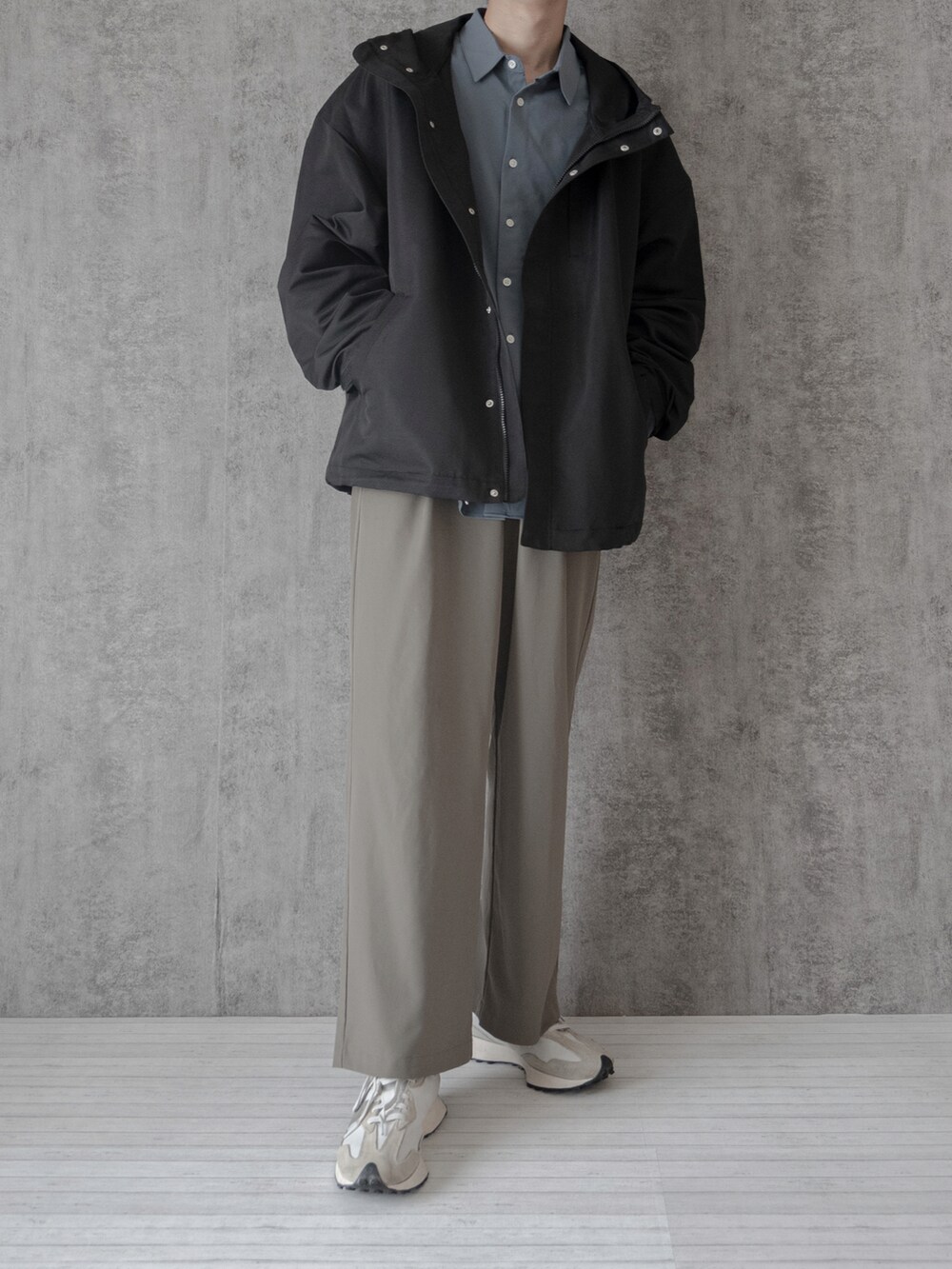 「休日スタイル、ワイトパンツ、RAGEBLUE、RUUBON、ルーボン、New Balance、マウンテンパーカー、シャツスタイル、レイヤードスタイル、大学生、ビッグシルエット、休日コーデ、プチプラ、プチプラコーデ、厚底シューズ」｜「RUUBONの【RUUBON】relax volume mountain parker / リラックスボリューム マウンテンパーカ―（マウンテンパーカー、ブラック系）」を使った、まささん（メンズ・178cm）の秋コーディネートの2枚目の写真
