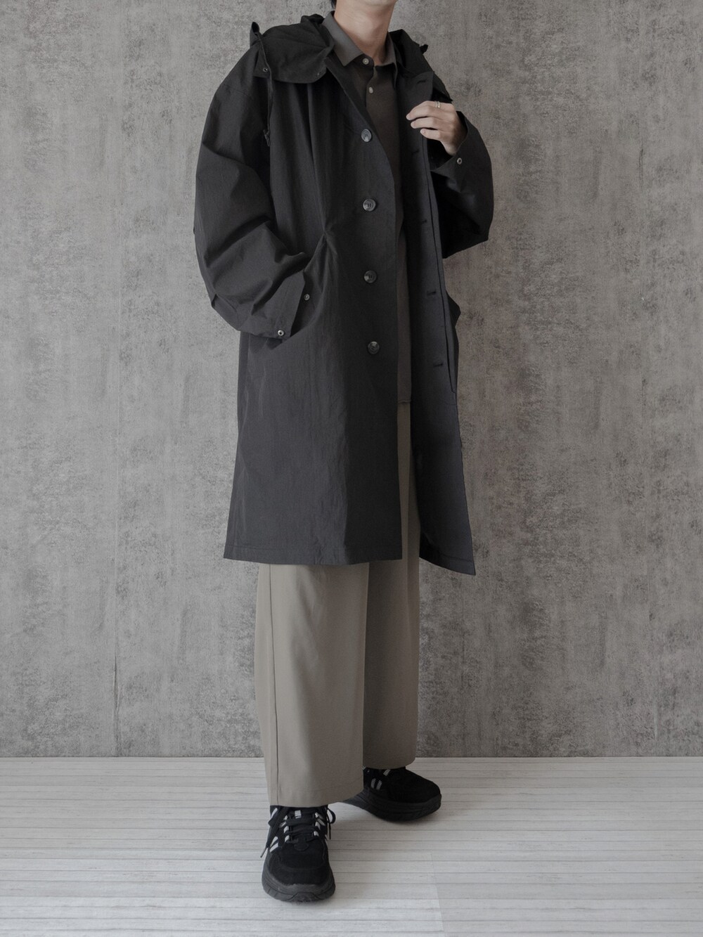 「ワイドパンツ、ゆるコーデ、厚底シューズ、シャツスタイル、レイヤードスタイル、休日スタイル、休日コーデ、ダークトーンコーデ、RAGEBLUE、プチプラ、大学生、シンプルコーデ、ミリタリー、秋コーデ、リラックススタイル」｜「remerのloose 2way hood over coat / ルーズツーウェイフードオーバーコート（その他アウター、ブラック系）」を使った、まささん（メンズ・178cm）の秋コーディネートの2枚目の写真