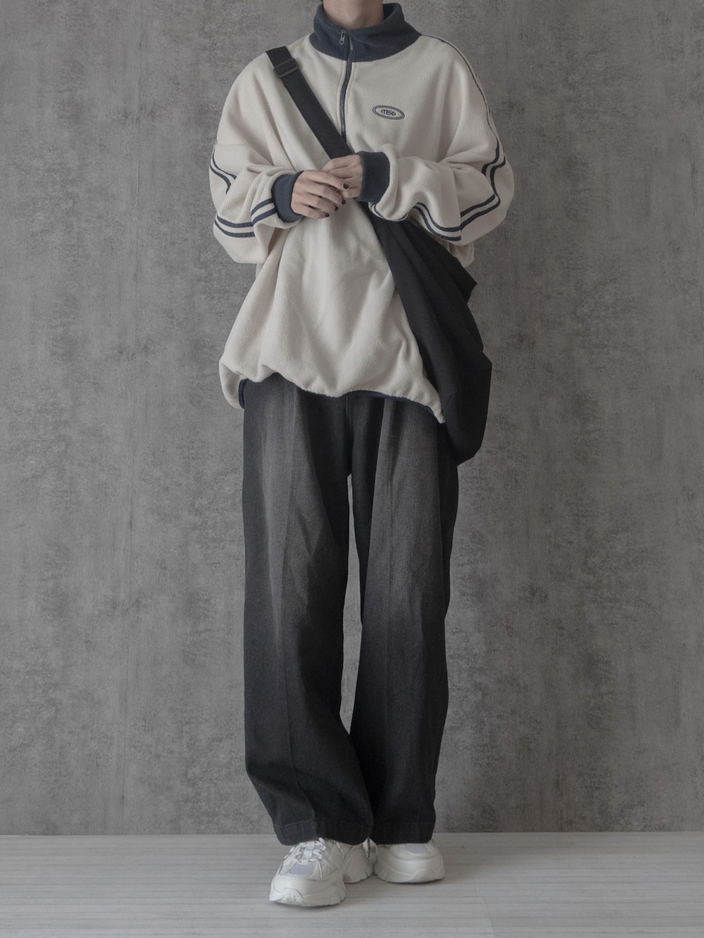 ホワイト系のスウェット、ブラック系のデニムパンツ、ホワイト系のスニーカーを着用したメンズの夏コーディネートの2枚目の写真